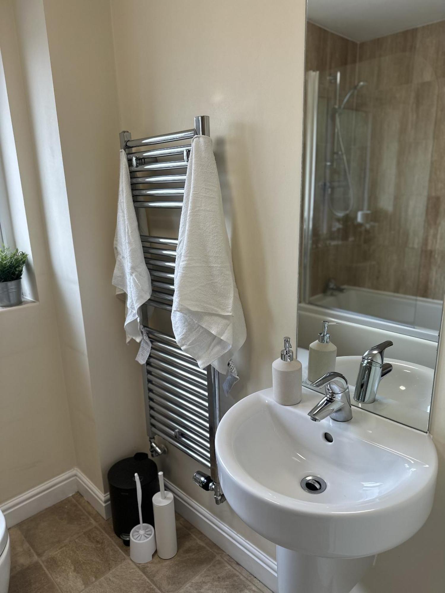 2 Bdr City Centre With Parking Apartment Cardiff