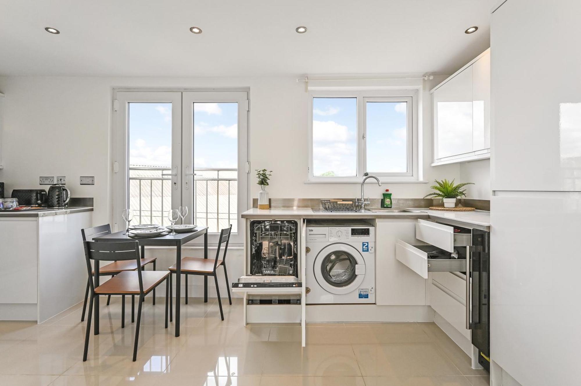 Family 1 Bed Near Centre, Free Parking, Quiet, Secure Neighbourhood Apartment *