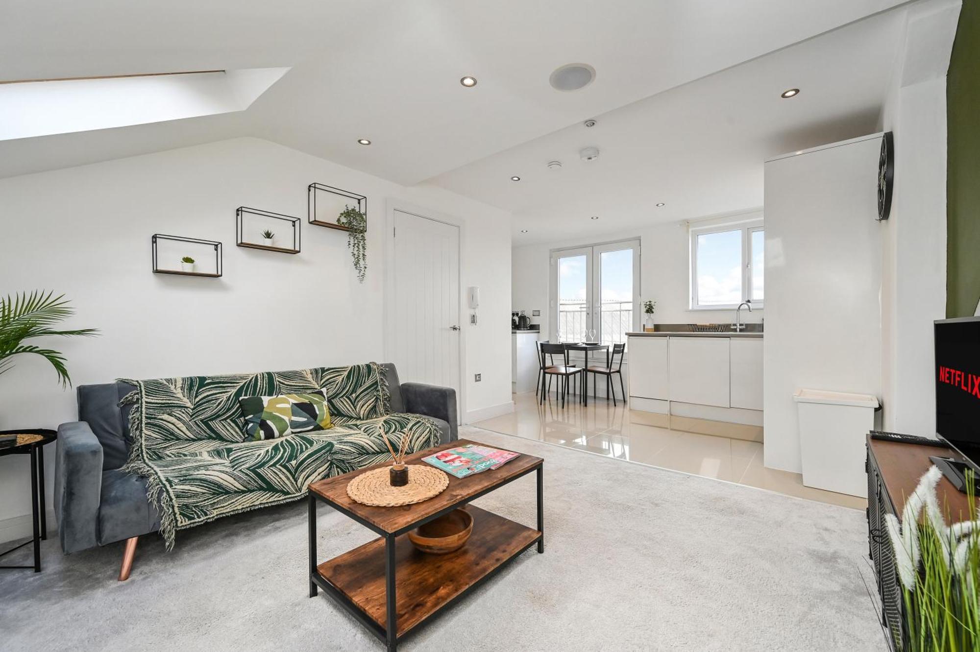 Family 1 Bed Near Centre, Free Parking, Quiet, Secure Neighbourhood Apartment