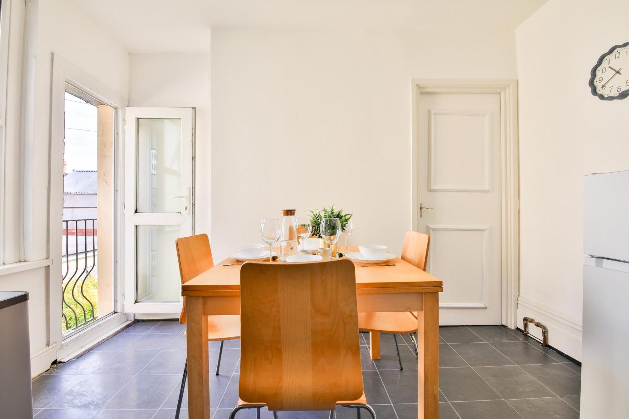 Beautiful Spacious 2 Bedroom Flat With Amenities Apartment *