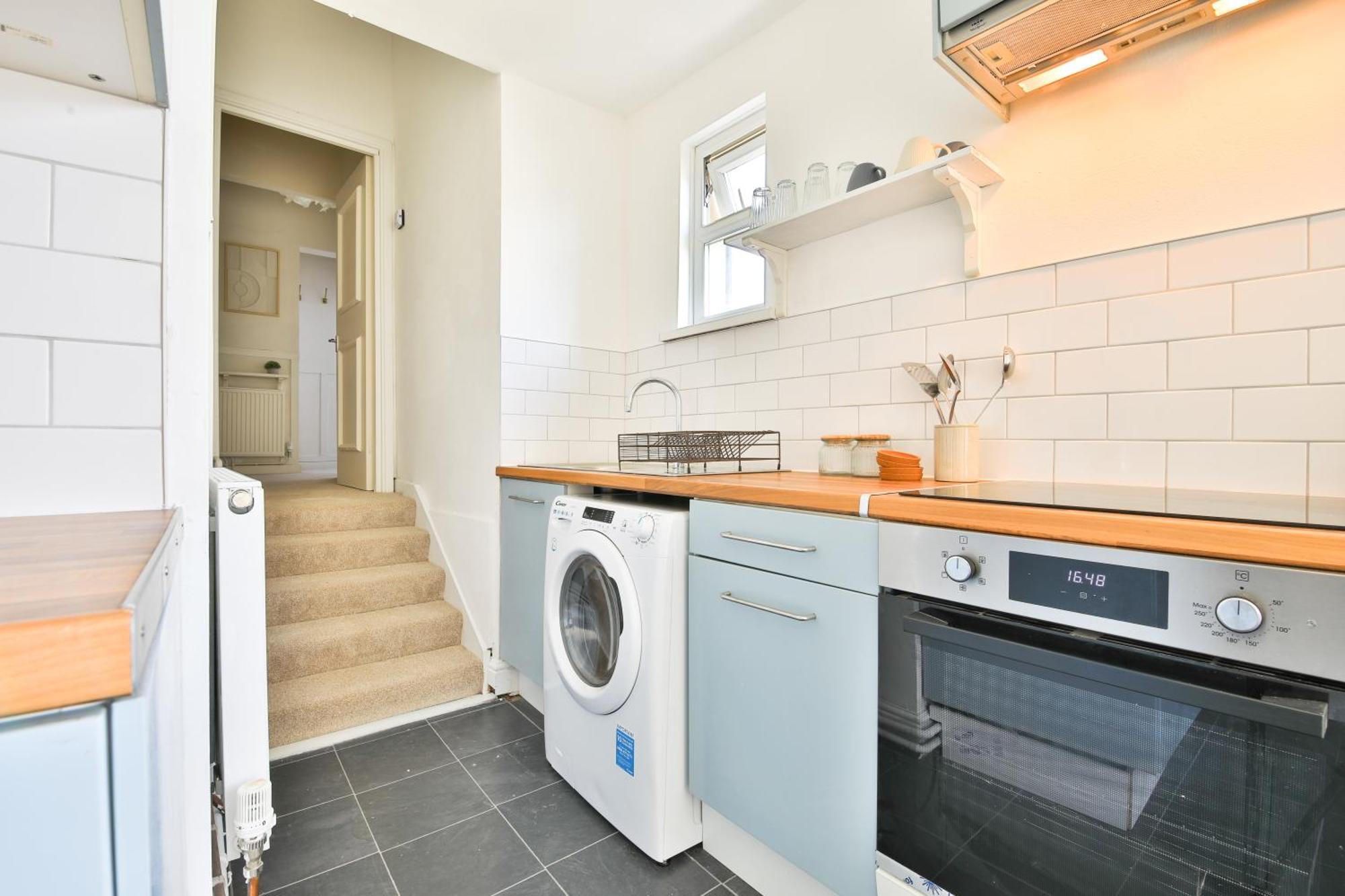 Apartment Beautiful Spacious 2 Bedroom Flat With Amenities