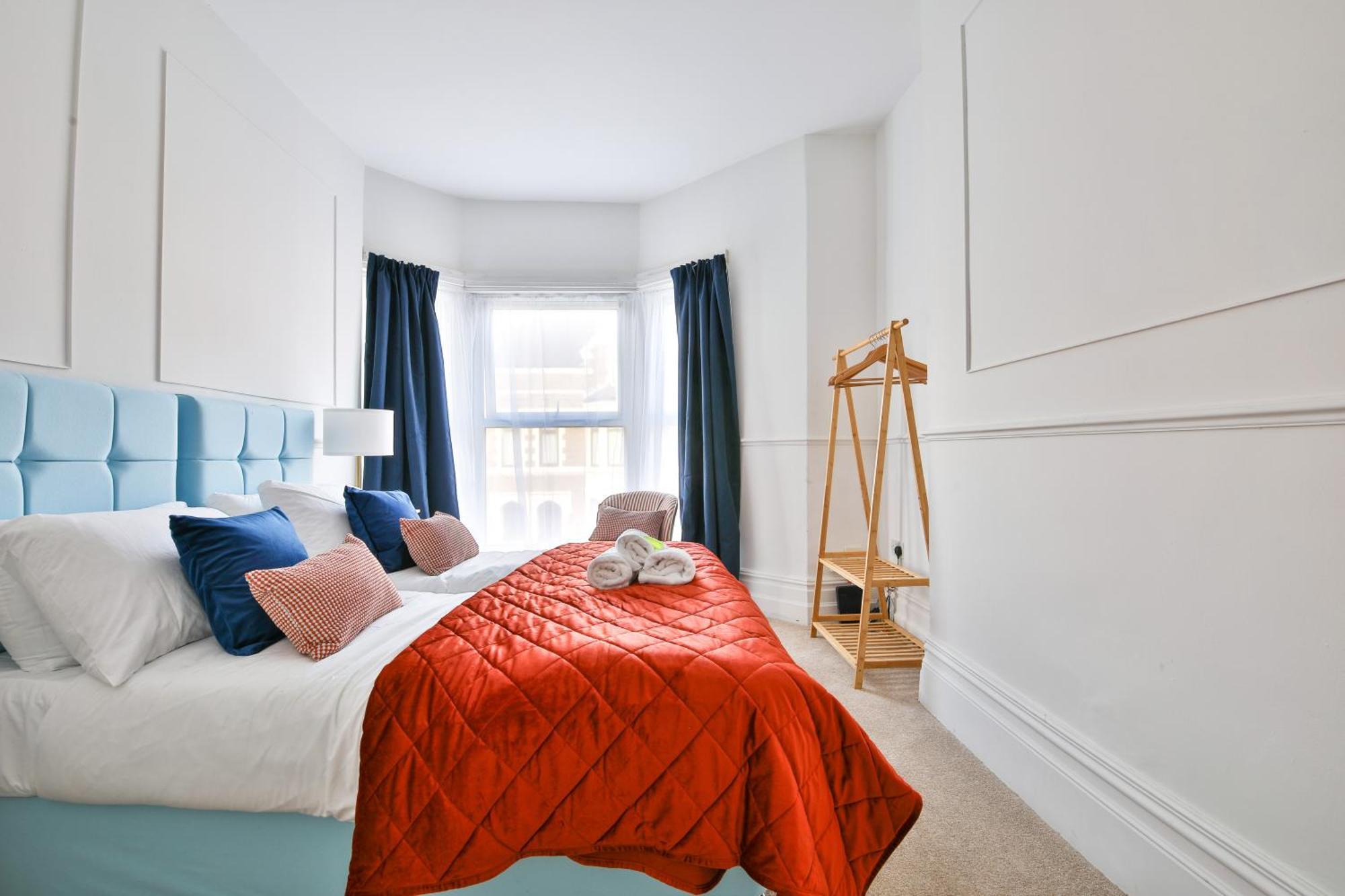 Beautiful Spacious 2 Bedroom Flat With Amenities *