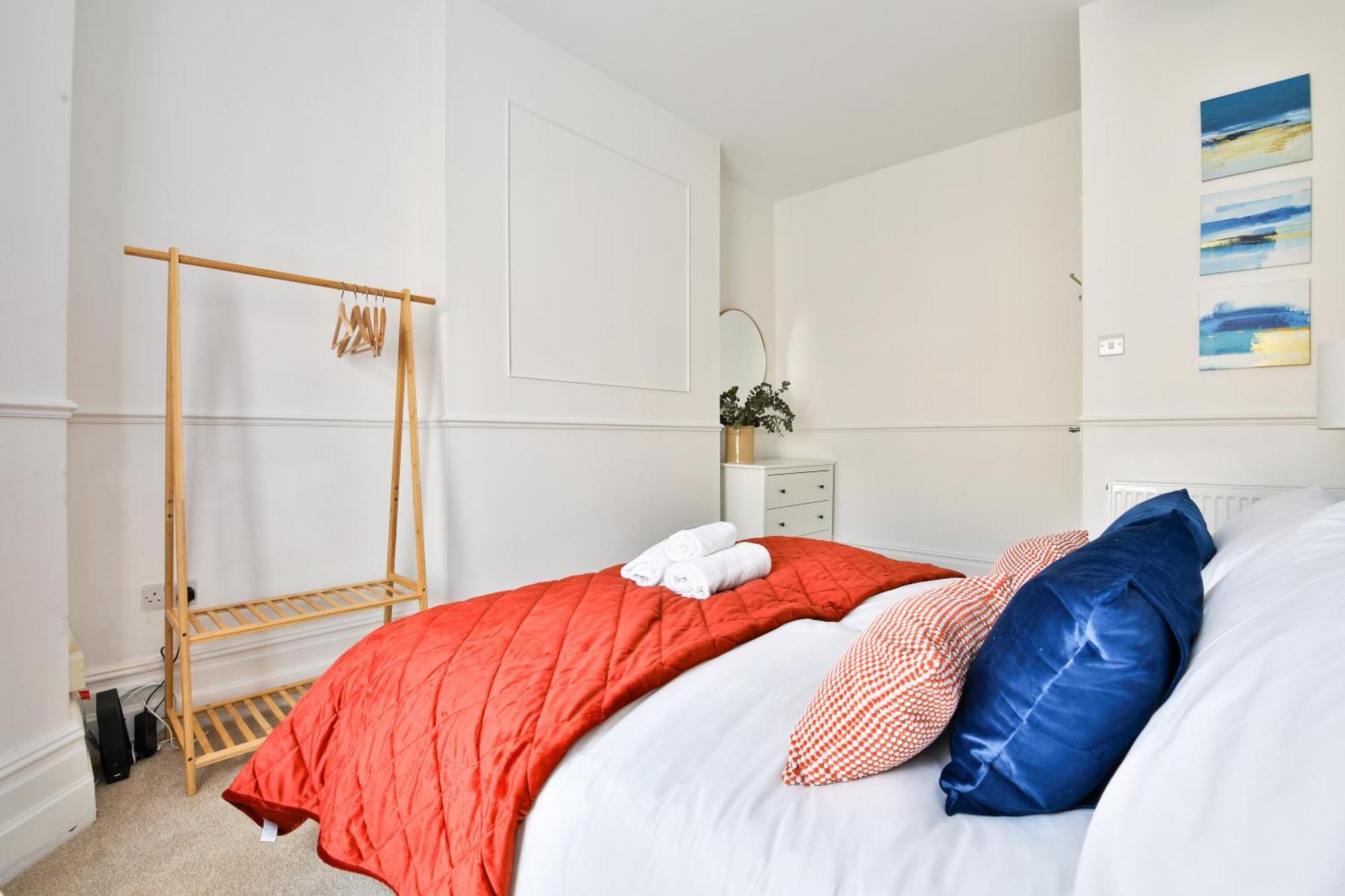 Beautiful Spacious 2 Bedroom Flat With Amenities * Cardiff