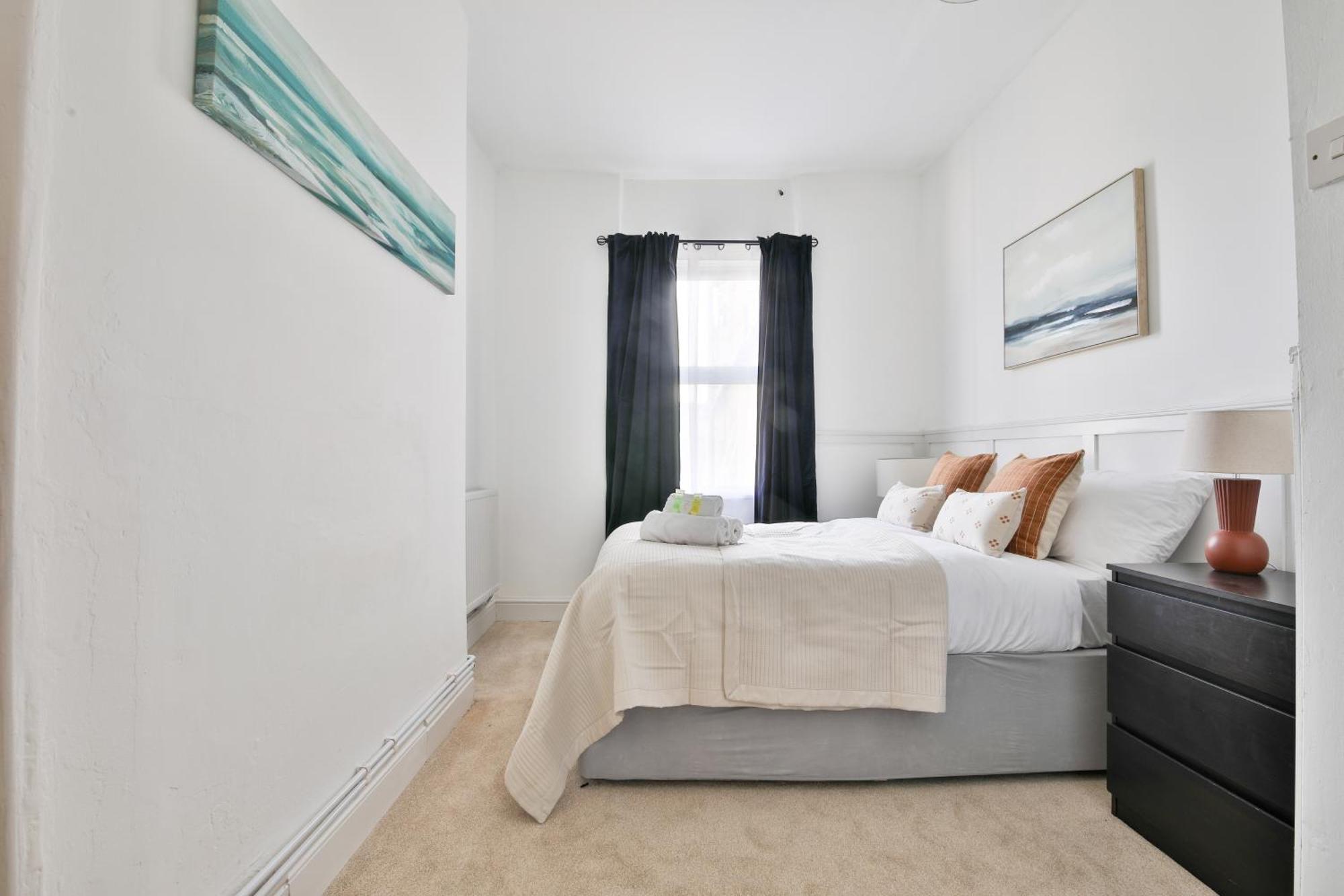 Beautiful Spacious 2 Bedroom Flat With Amenities