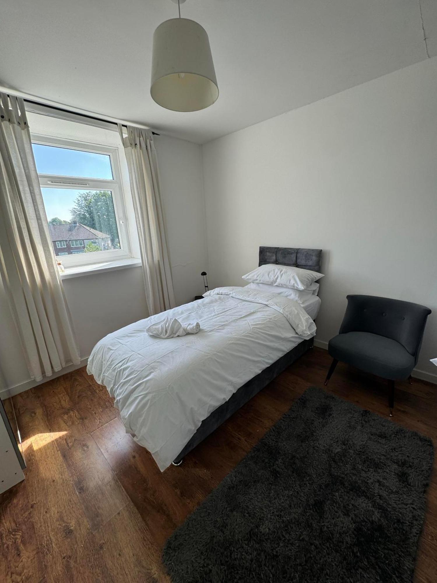 Tranquil Top-floor Family Haven! Apartment