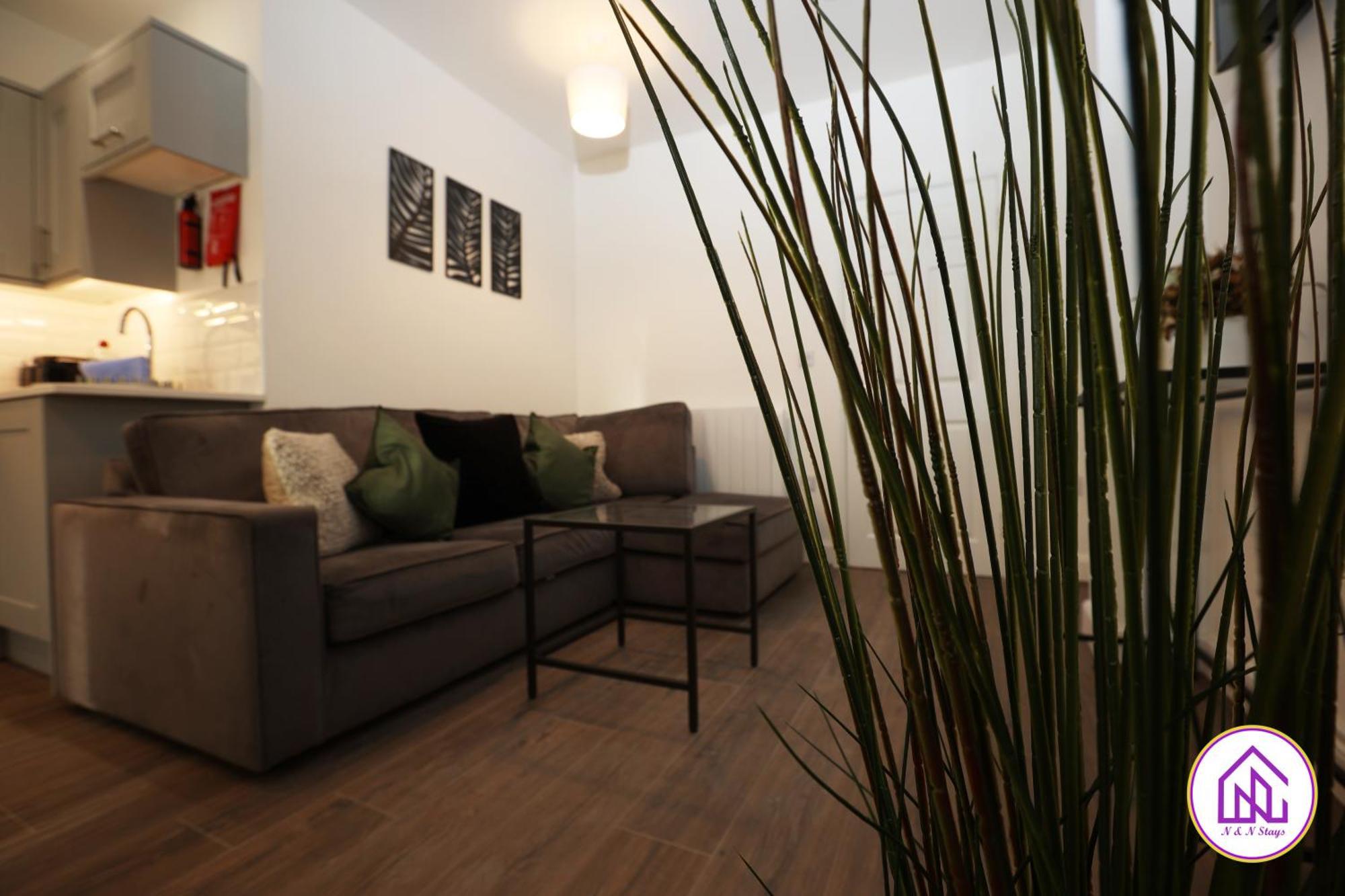 North Road - Perfectly Placed, Close To Town & Castle With Private Parking * Cardiff