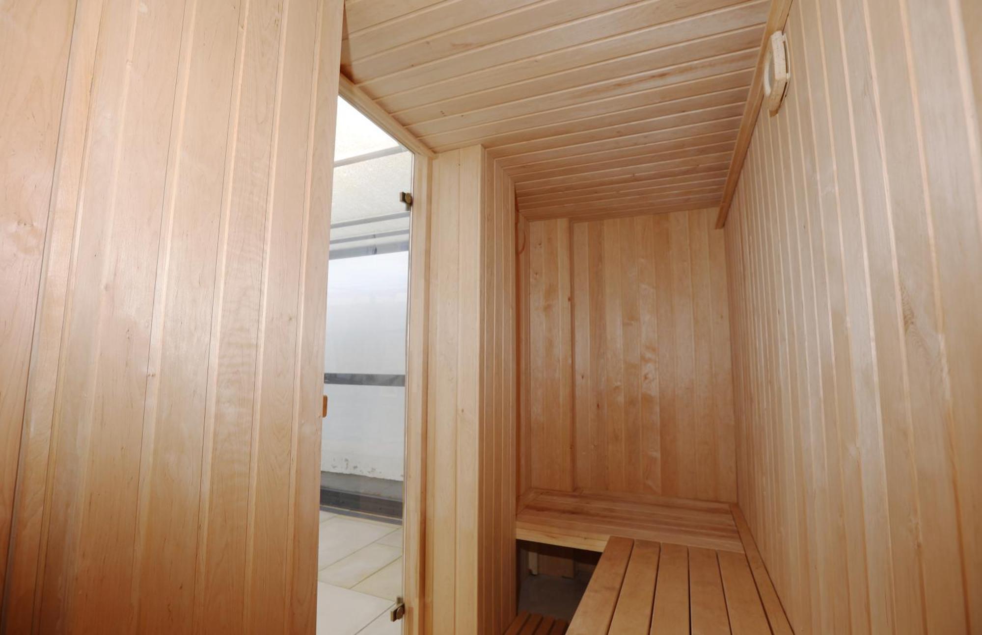 Llwyn Pia By N And N Ltd, With Private Pool, Sauna And Hot Tub, Perfect For Relocation, Workers Or Your Ideal Getaway Apartment *