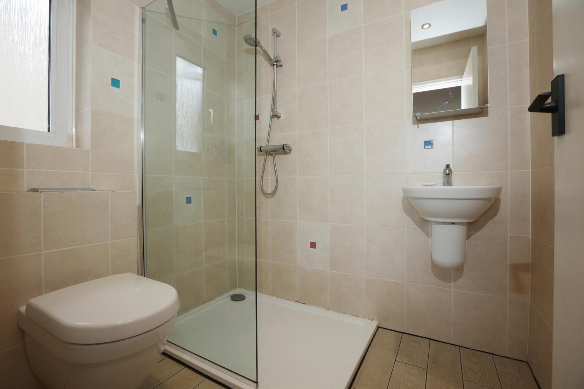 Llwyn Pia By N And N Ltd, With Private Pool, Sauna And Hot Tub, Perfect For Relocation, Workers Or Your Ideal Getaway Apartment