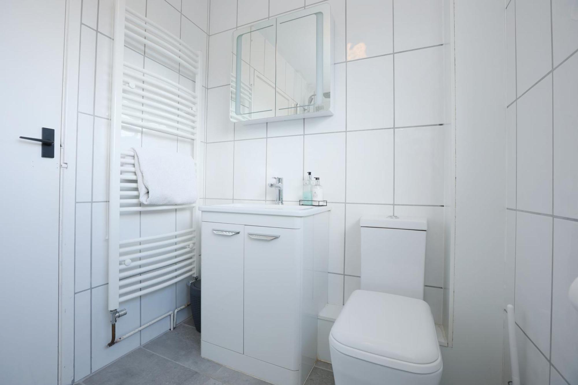Llwyn Pia By N And N Ltd, With Private Pool, Sauna And Hot Tub, Perfect For Relocation, Workers Or Your Ideal Getaway * Cardiff