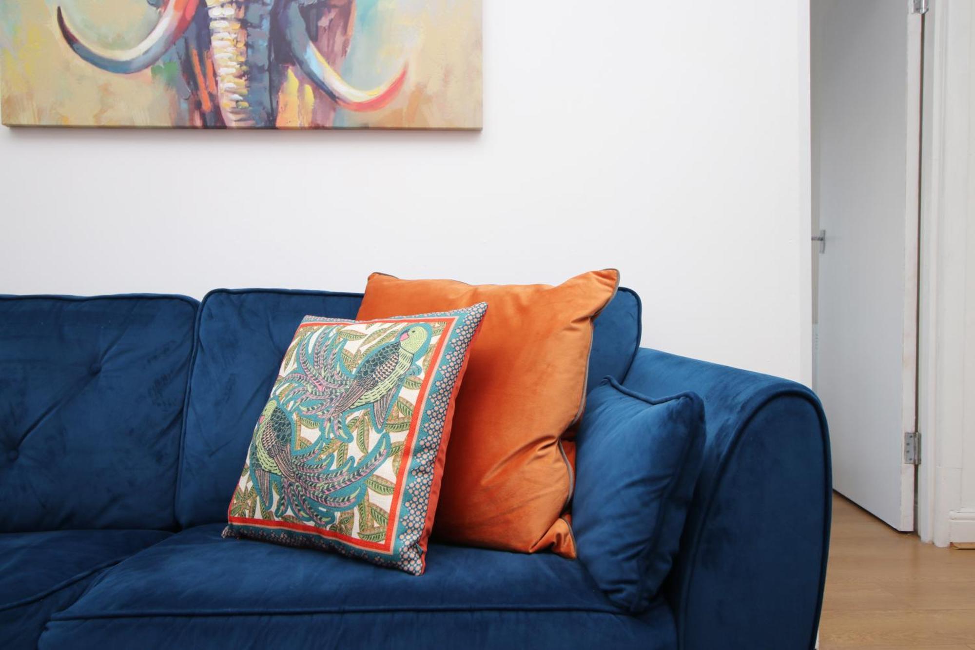 Stay! Smart Tvs In Every Room! Sleeps 4 & Parking Available, 2 Min Walk To Shops, Bars And Restaurants Apartment