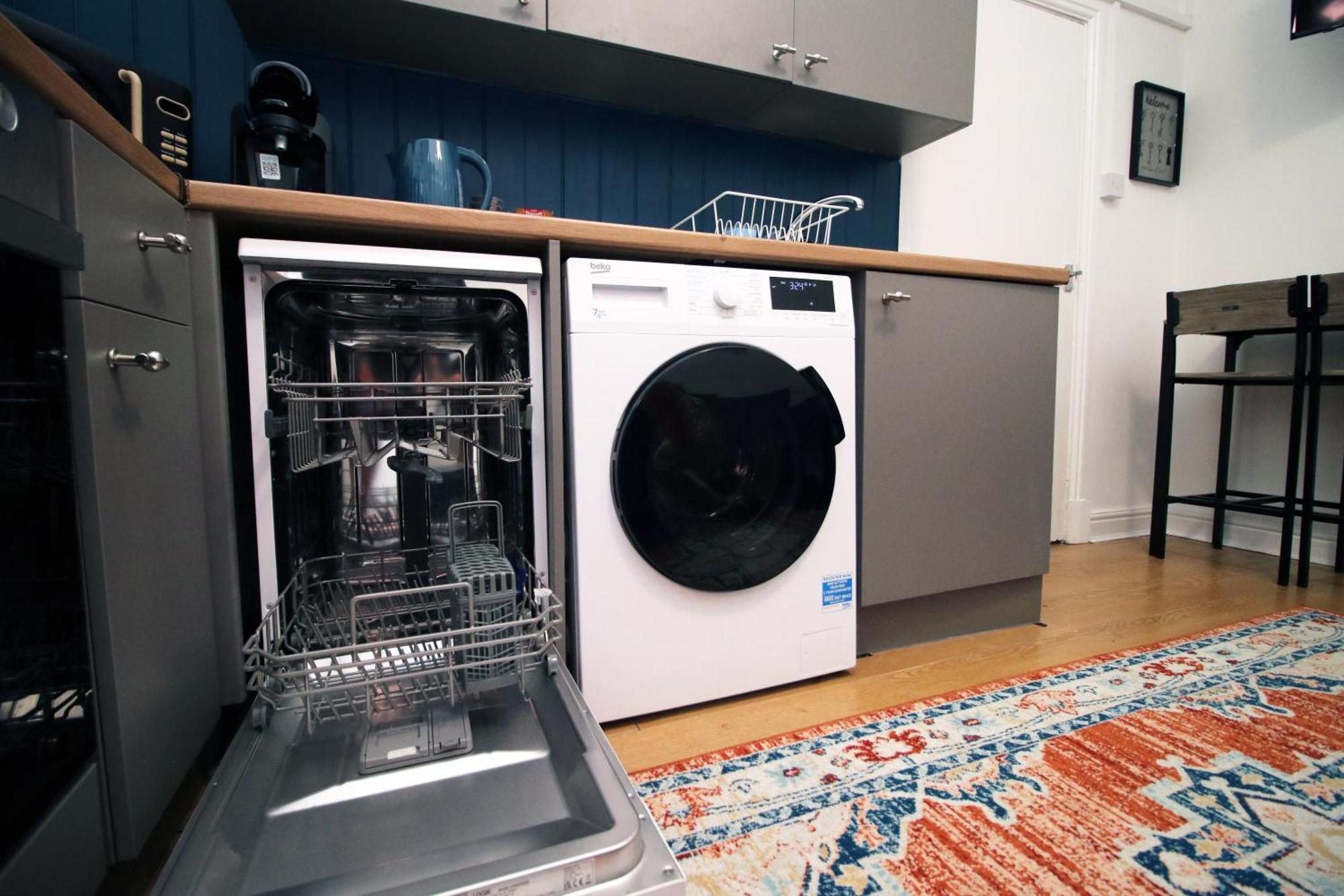 Stay! Smart Tvs In Every Room! Sleeps 4 & Parking Available, 2 Min Walk To Shops, Bars And Restaurants *
