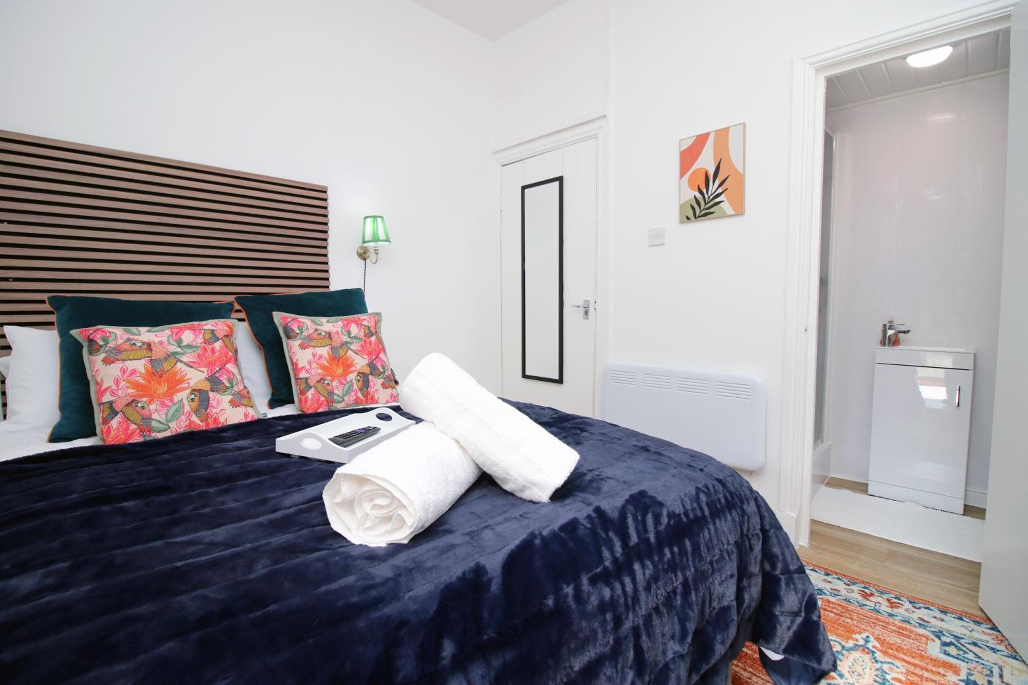 Stay! Smart Tvs In Every Room! Sleeps 4 & Parking Available, 2 Min Walk To Shops, Bars And Restaurants Apartment *