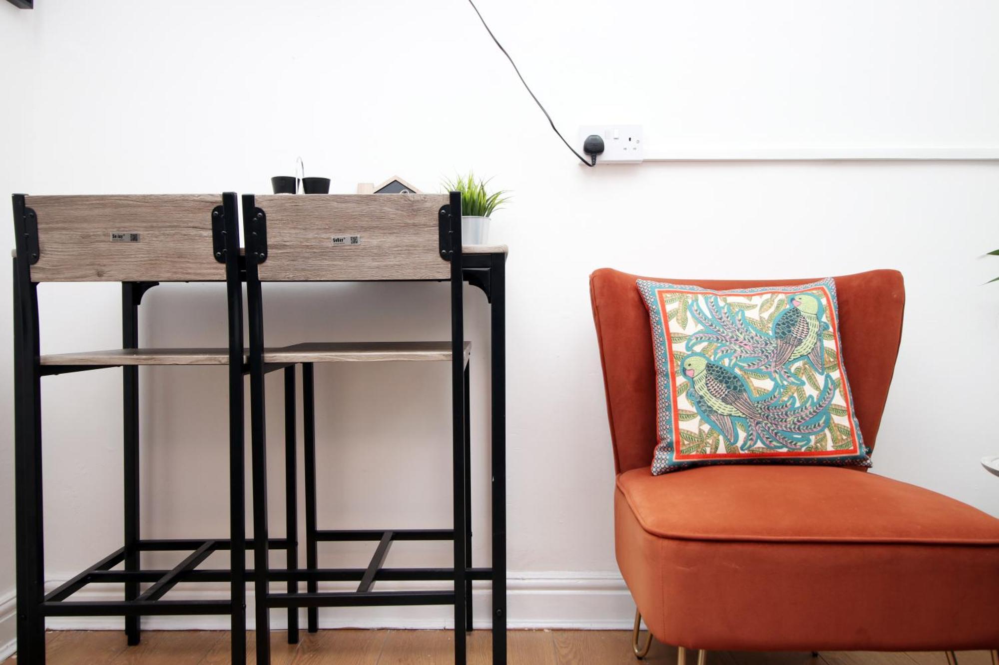 Apartment Stay! Smart Tvs In Every Room! Sleeps 4 & Parking Available, 2 Min Walk To Shops, Bars And Restaurants