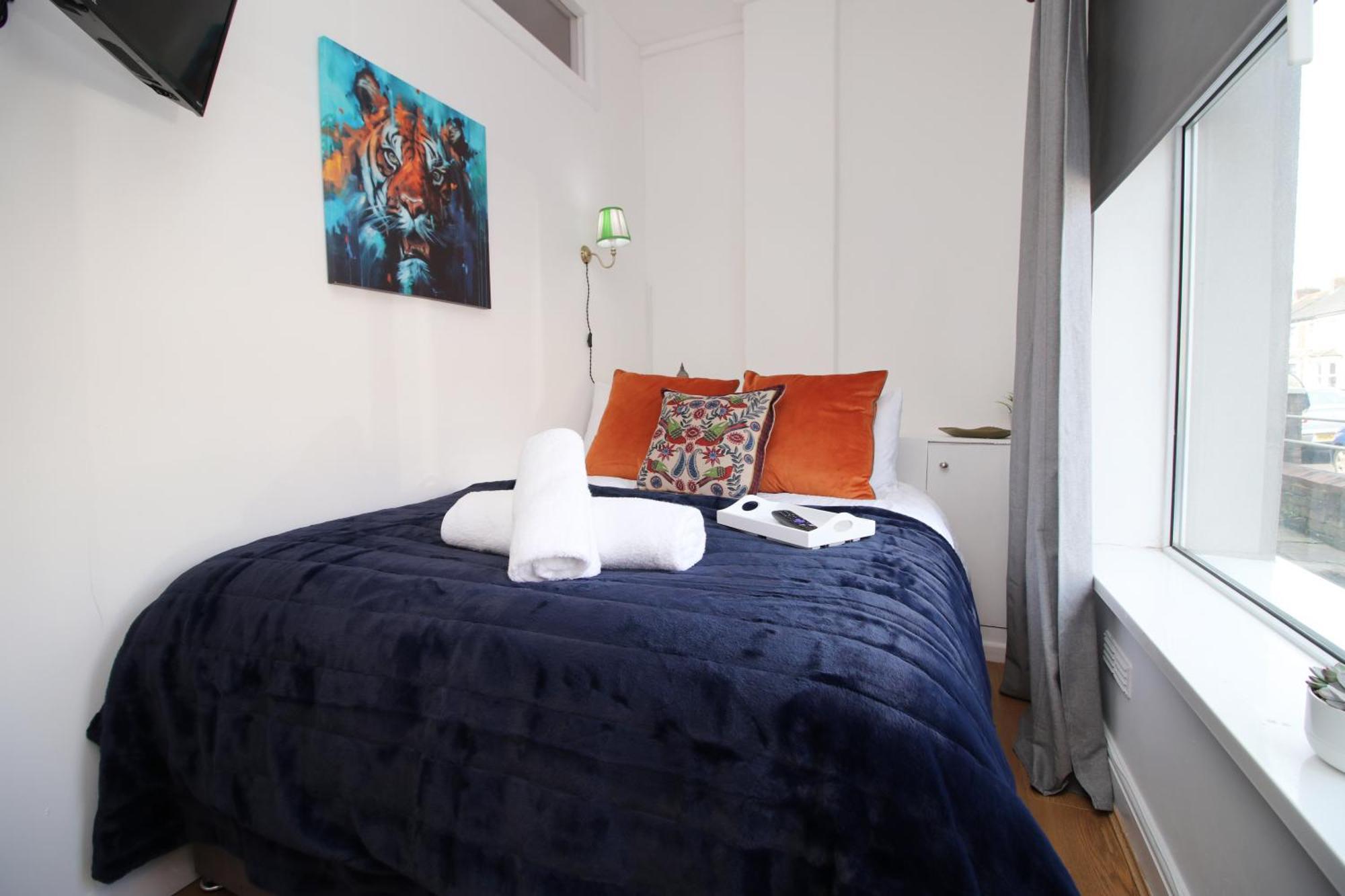 Apartment Stay! Smart Tvs In Every Room! Sleeps 4 & Parking Available, 2 Min Walk To Shops, Bars And Restaurants *