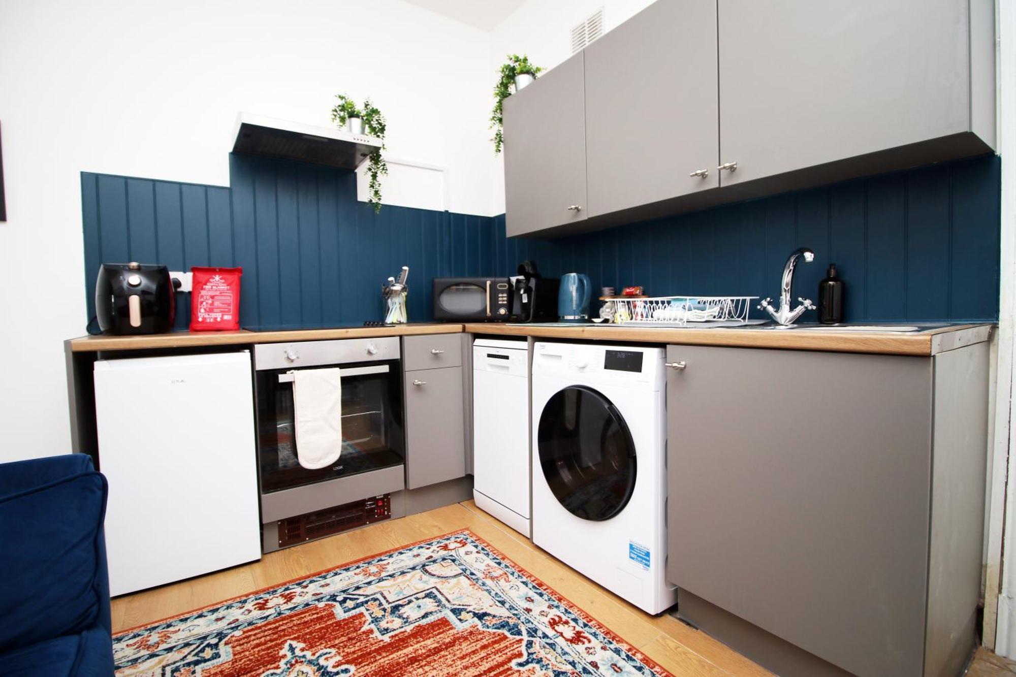 Stay! Smart Tvs In Every Room! Sleeps 4 & Parking Available, 2 Min Walk To Shops, Bars And Restaurants *