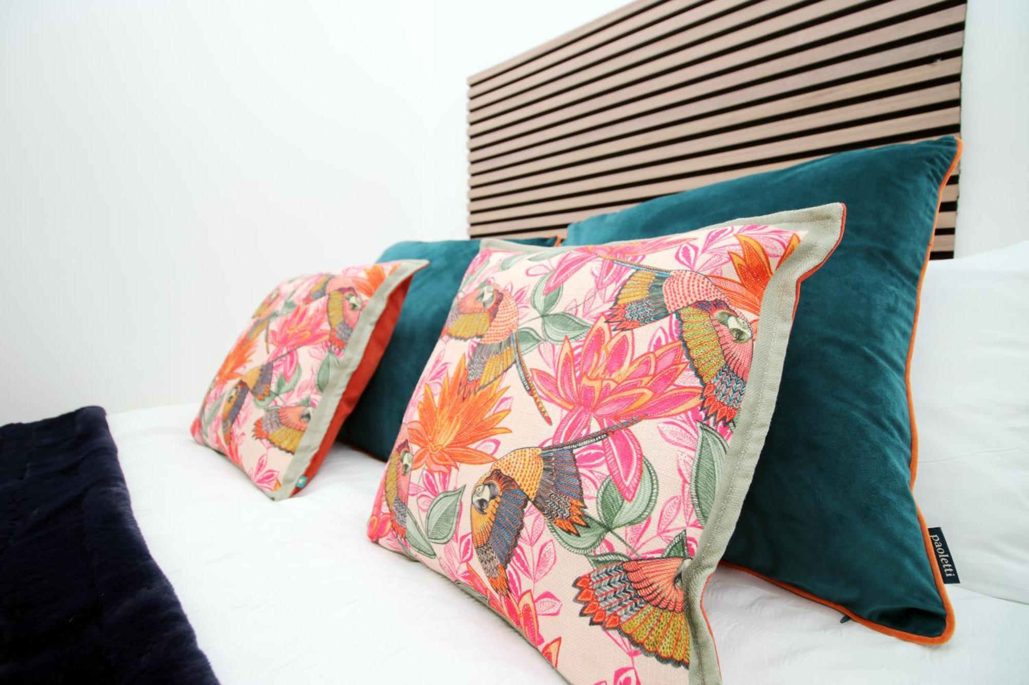 Stay! Smart Tvs In Every Room! Sleeps 4 & Parking Available, 2 Min Walk To Shops, Bars And Restaurants