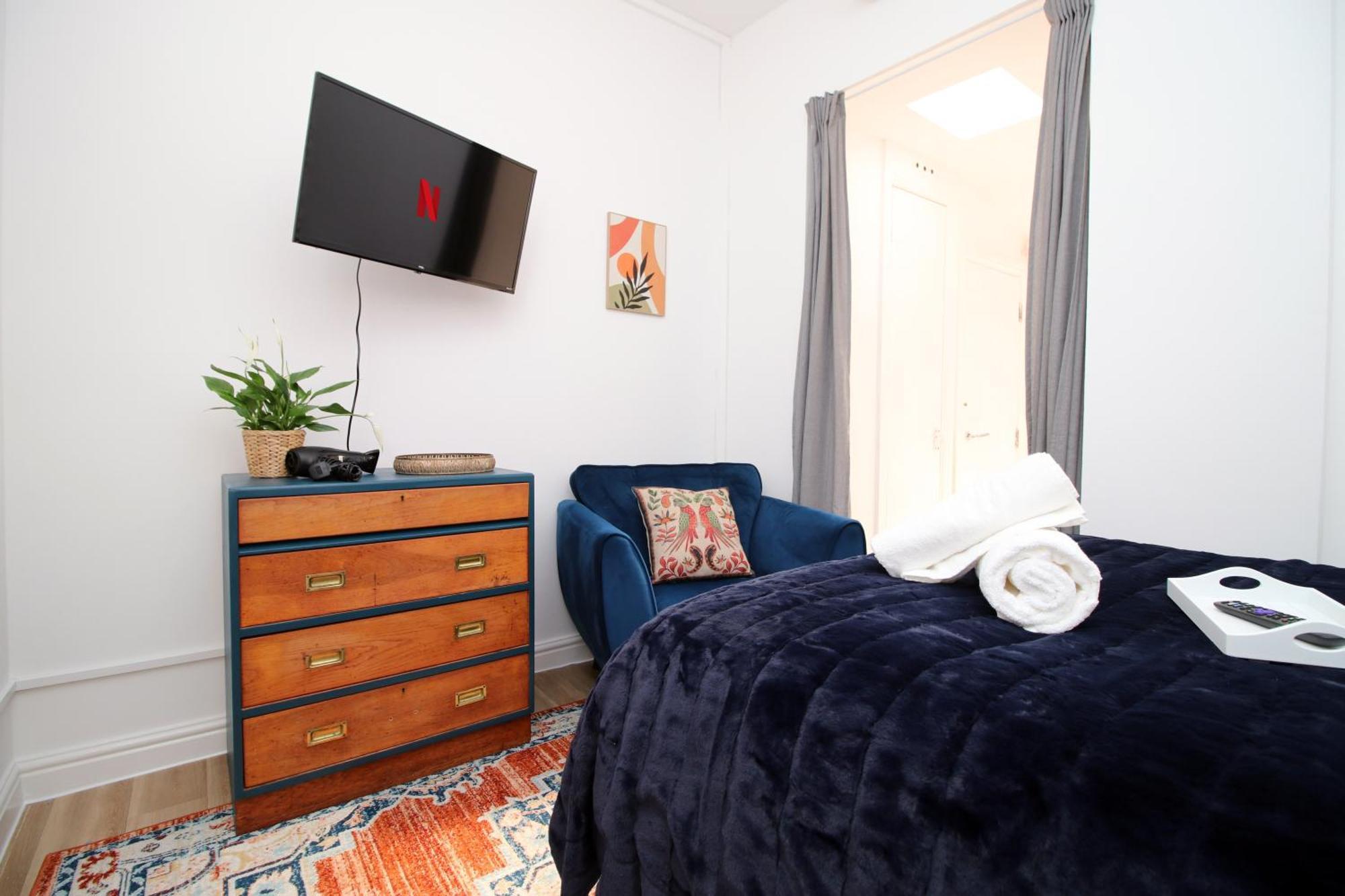 Stay! Smart Tvs In Every Room! Sleeps 4 & Parking Available, 2 Min Walk To Shops, Bars And Restaurants Apartment *
