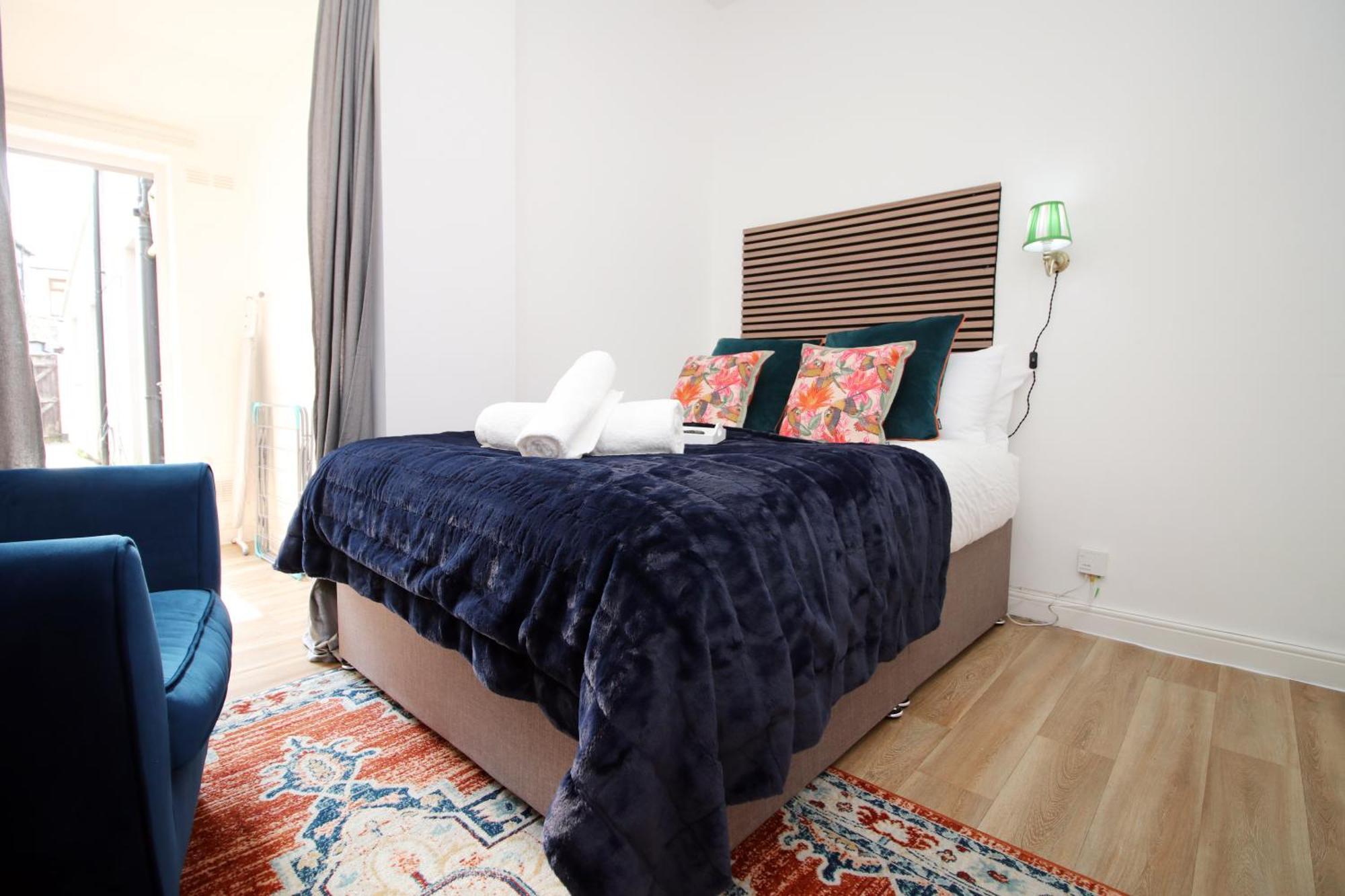 Apartment Stay! Smart Tvs In Every Room! Sleeps 4 & Parking Available, 2 Min Walk To Shops, Bars And Restaurants *