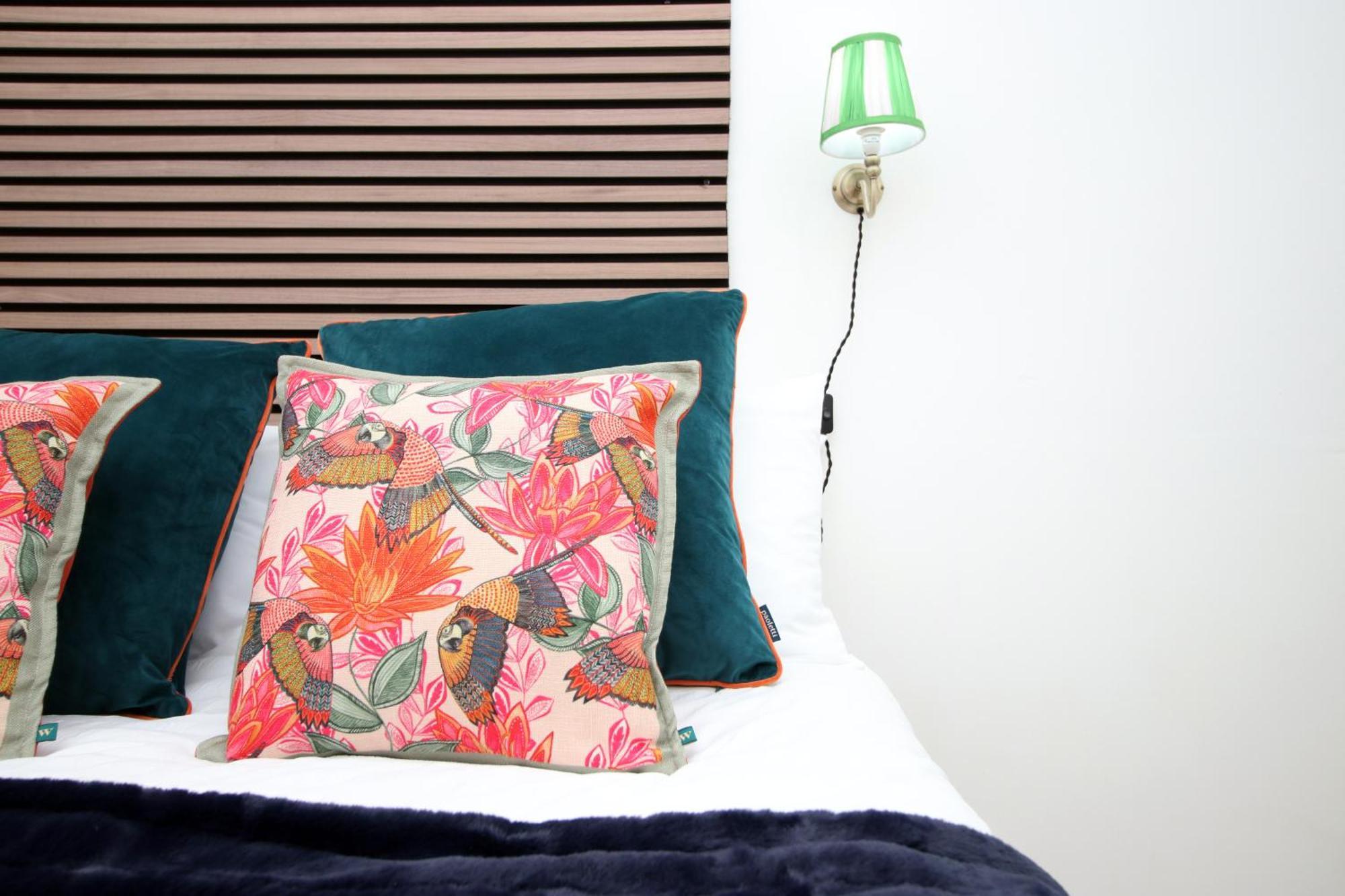 Stay! Smart Tvs In Every Room! Sleeps 4 & Parking Available, 2 Min Walk To Shops, Bars And Restaurants Cardiff
