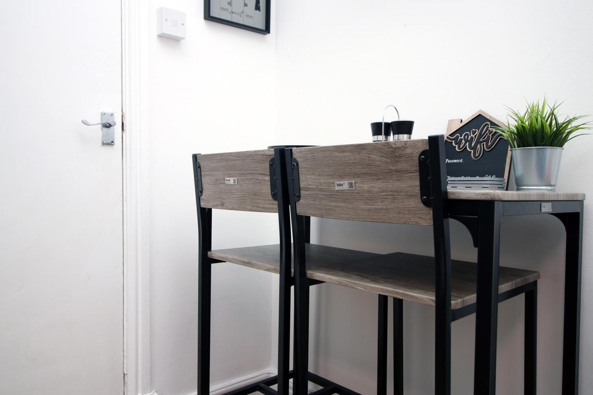 Stay! Smart Tvs In Every Room! Sleeps 4 & Parking Available, 2 Min Walk To Shops, Bars And Restaurants Cardiff