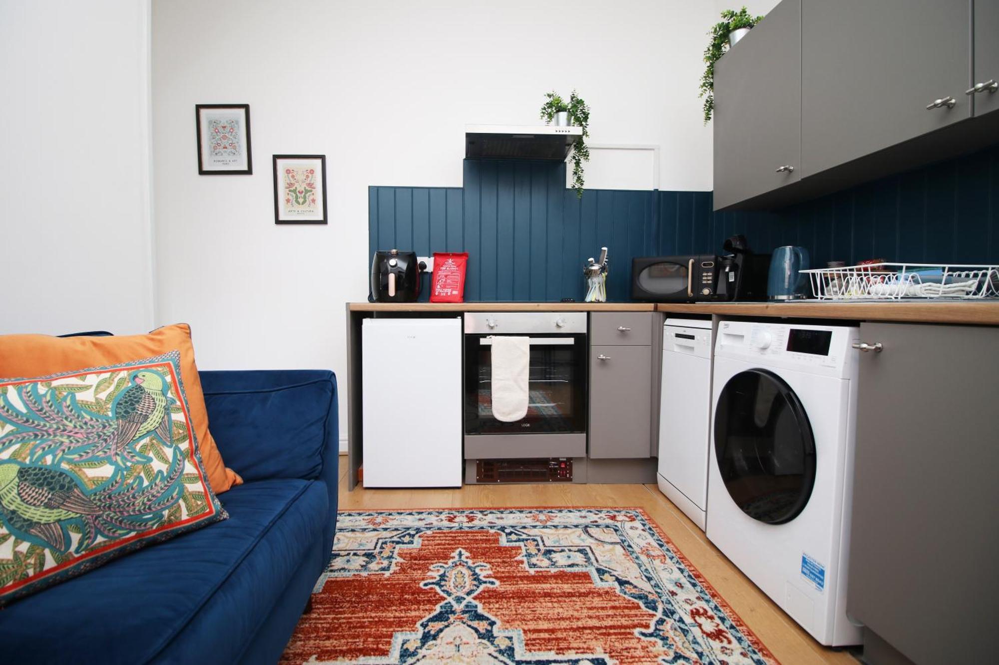 Stay! Smart Tvs In Every Room! Sleeps 4 & Parking Available, 2 Min Walk To Shops, Bars And Restaurants