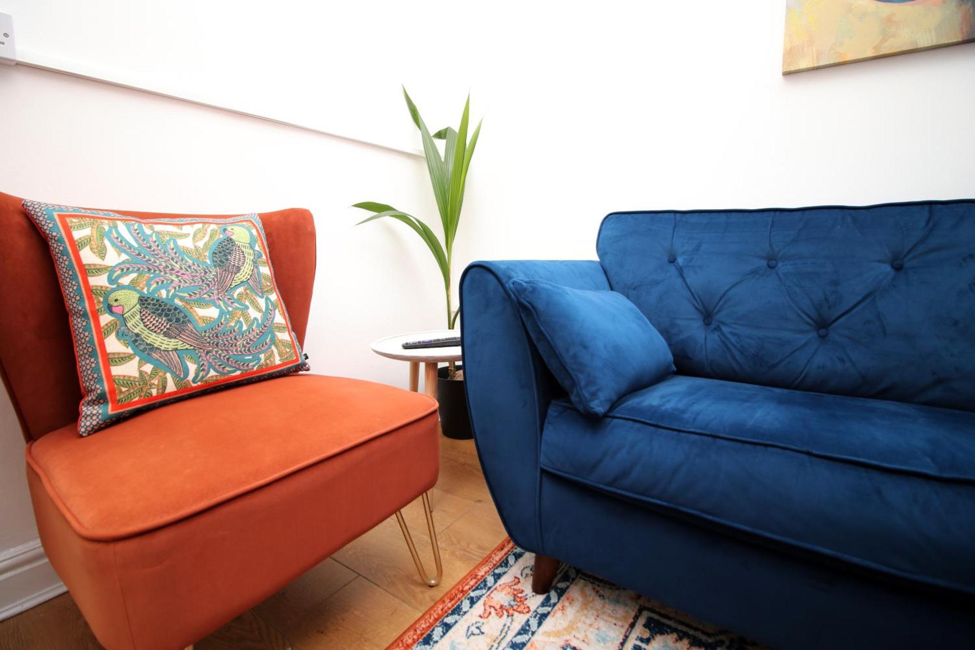 Apartment Stay! Smart Tvs In Every Room! Sleeps 4 & Parking Available, 2 Min Walk To Shops, Bars And Restaurants *