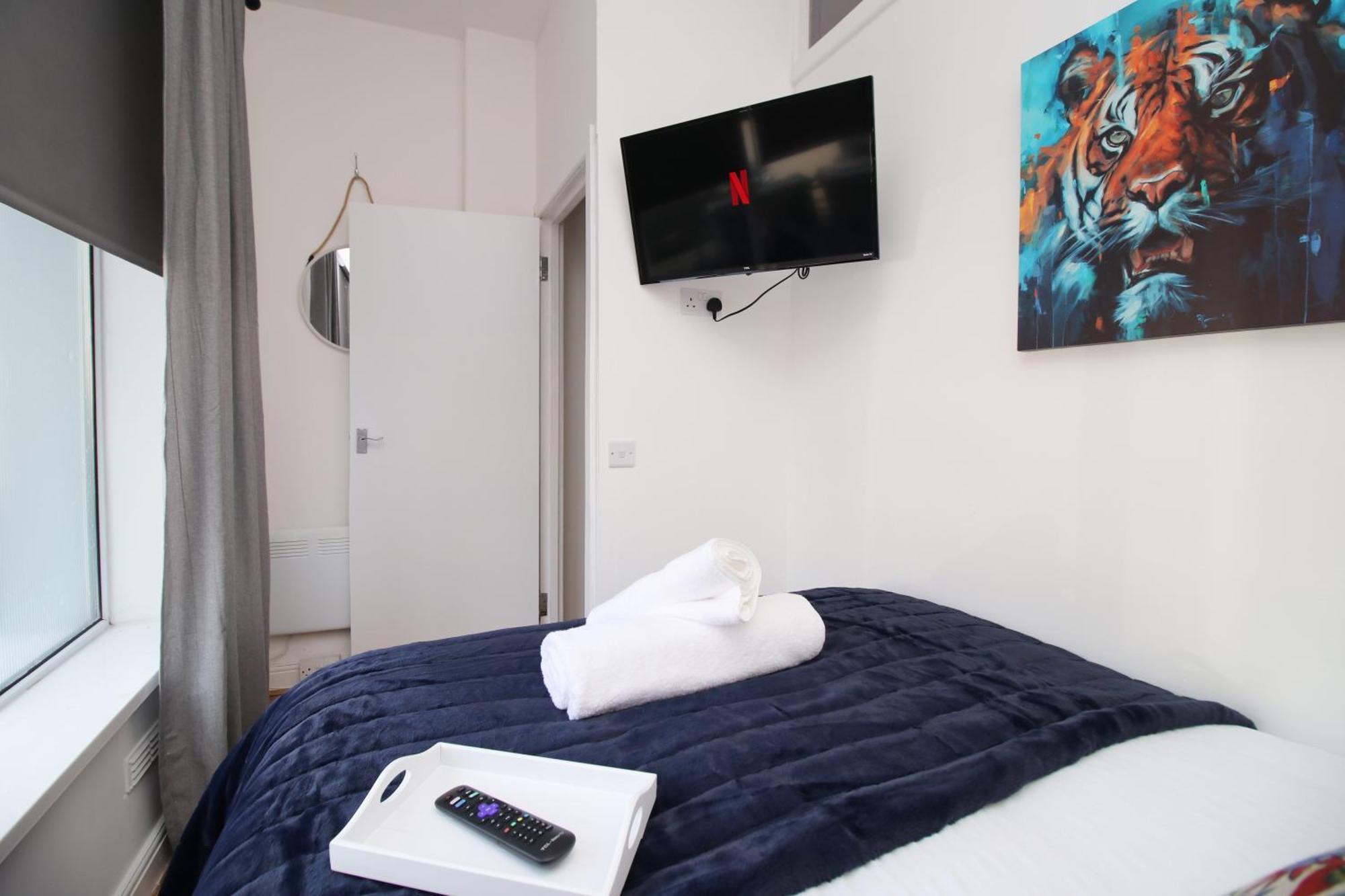 Stay! Smart Tvs In Every Room! Sleeps 4 & Parking Available, 2 Min Walk To Shops, Bars And Restaurants *