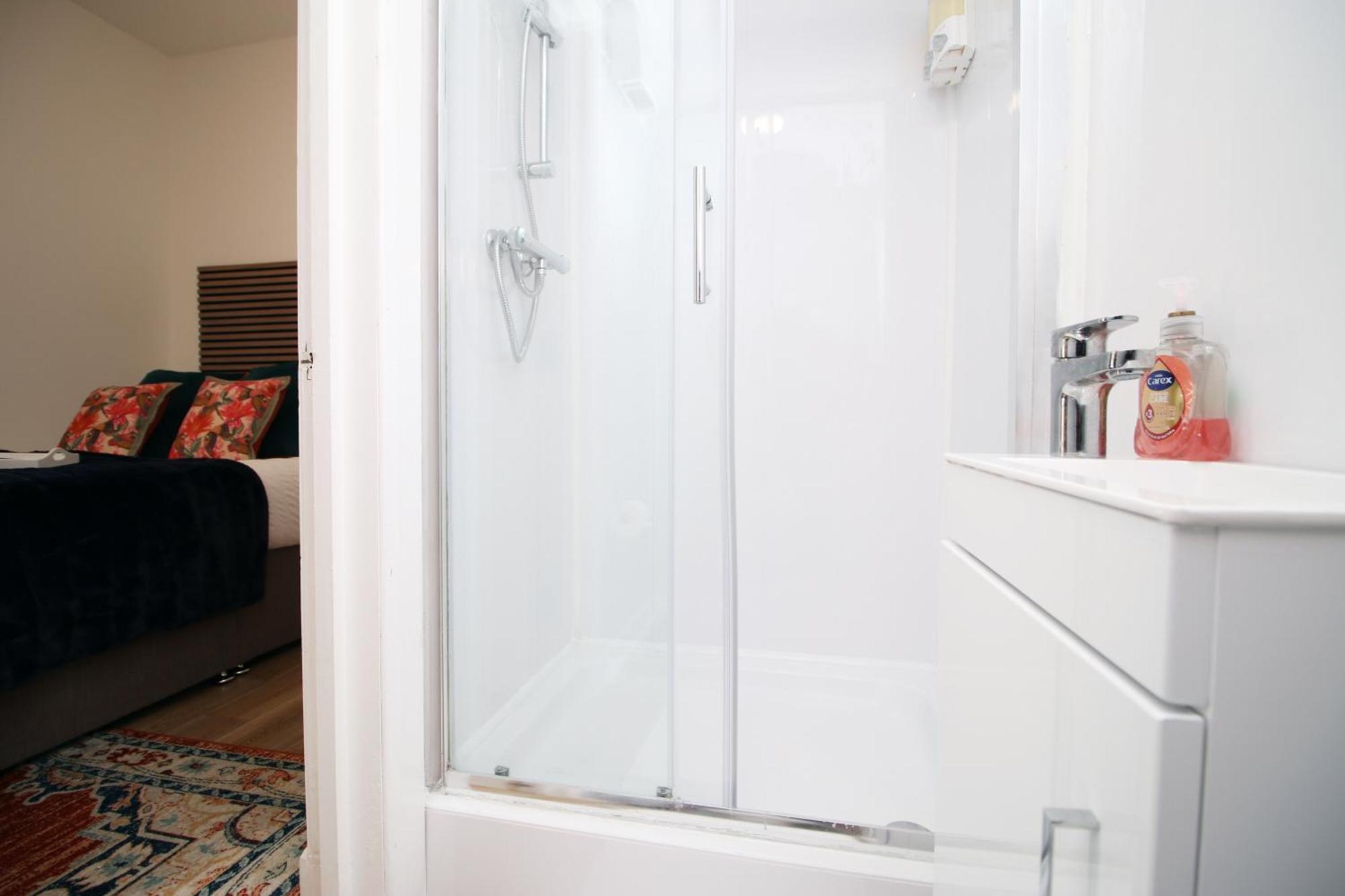 Stay! Smart Tvs In Every Room! Sleeps 4 & Parking Available, 2 Min Walk To Shops, Bars And Restaurants * Cardiff