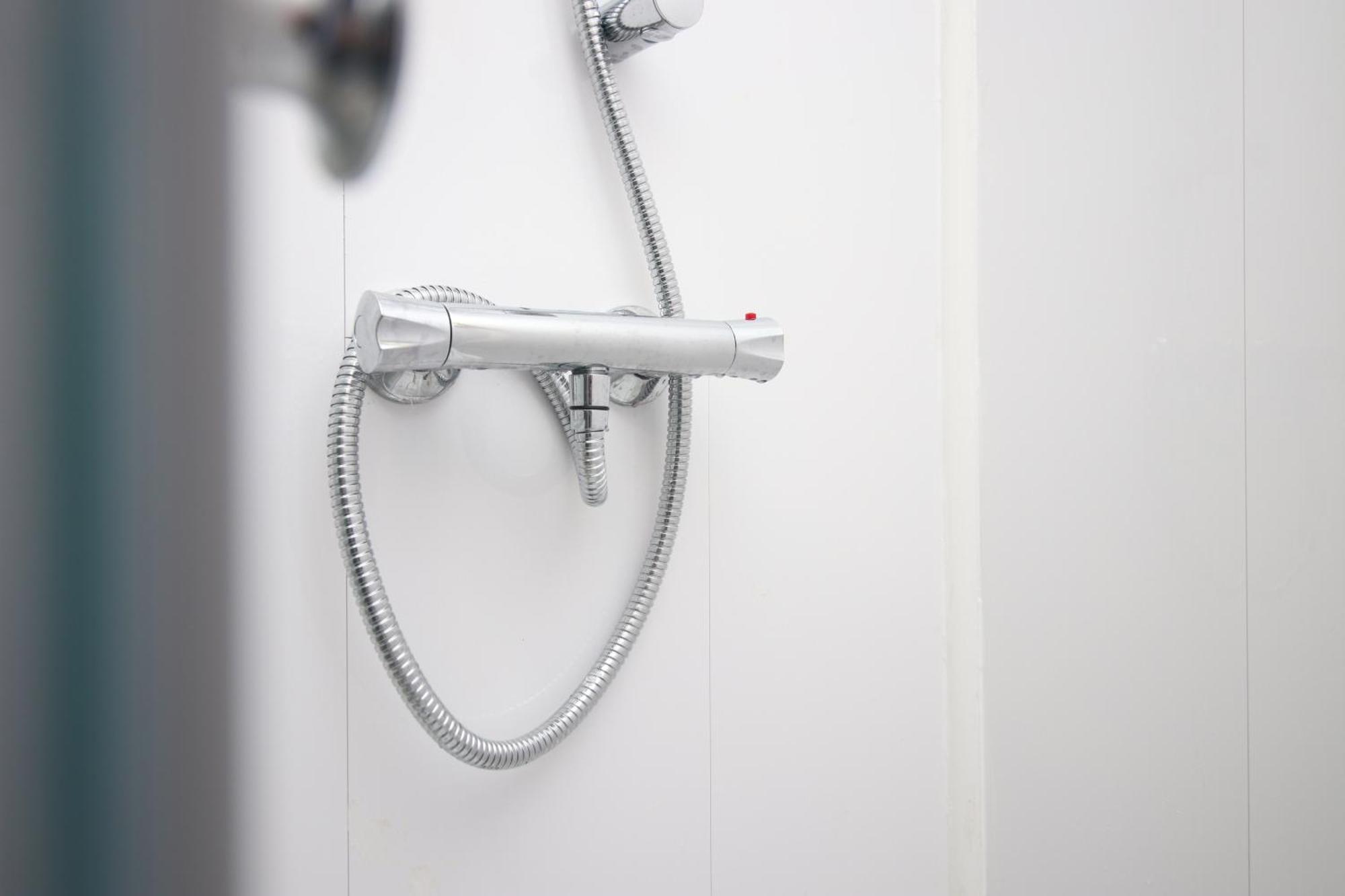 Stay! Smart Tvs In Every Room! Sleeps 4 & Parking Available, 2 Min Walk To Shops, Bars And Restaurants