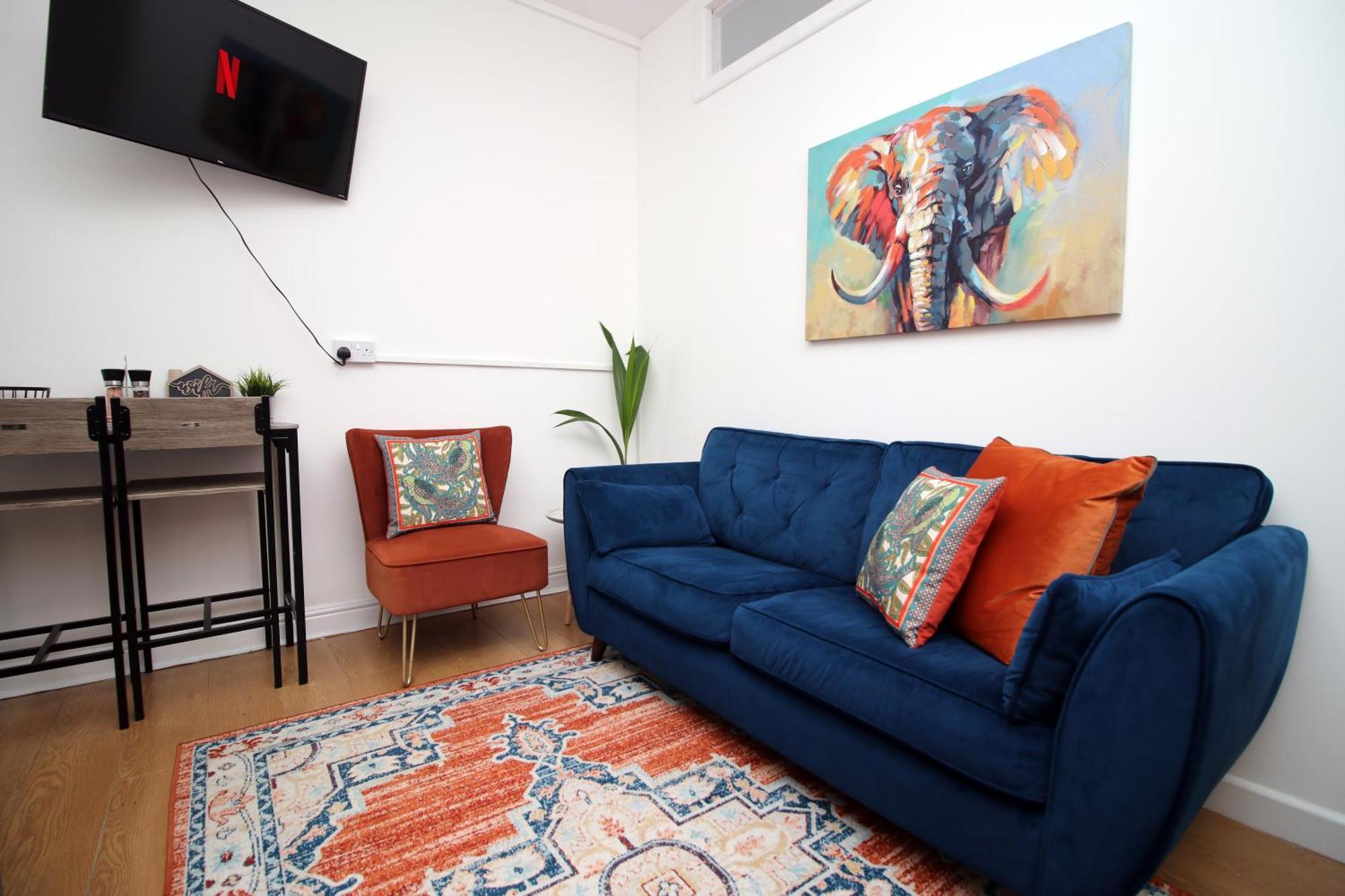 Stay! Smart Tvs In Every Room! Sleeps 4 & Parking Available, 2 Min Walk To Shops, Bars And Restaurants Apartment