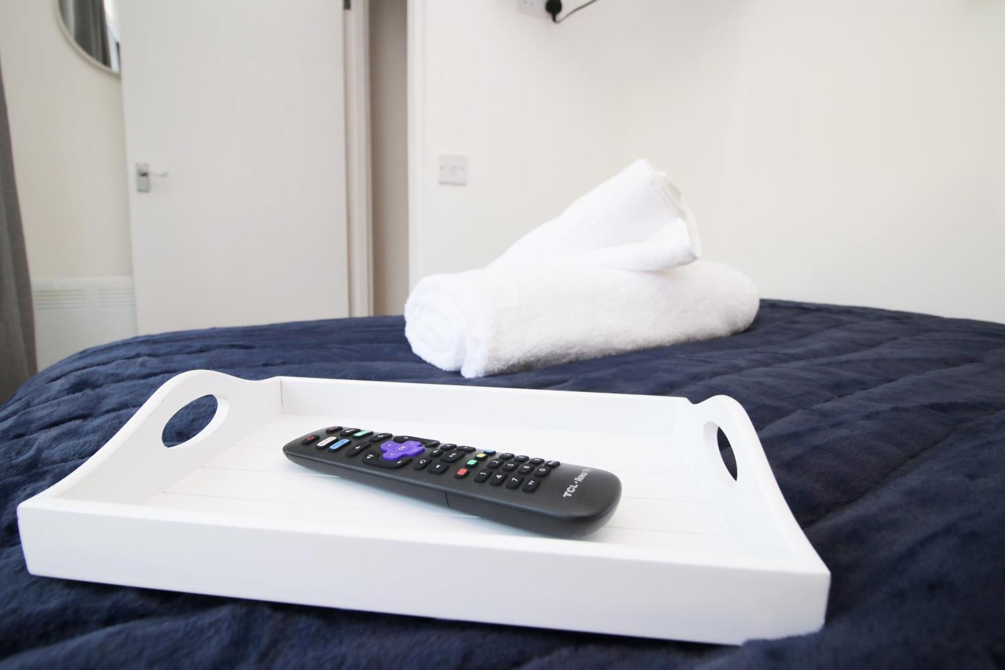 Stay! Smart Tvs In Every Room! Sleeps 4 & Parking Available, 2 Min Walk To Shops, Bars And Restaurants Apartment *