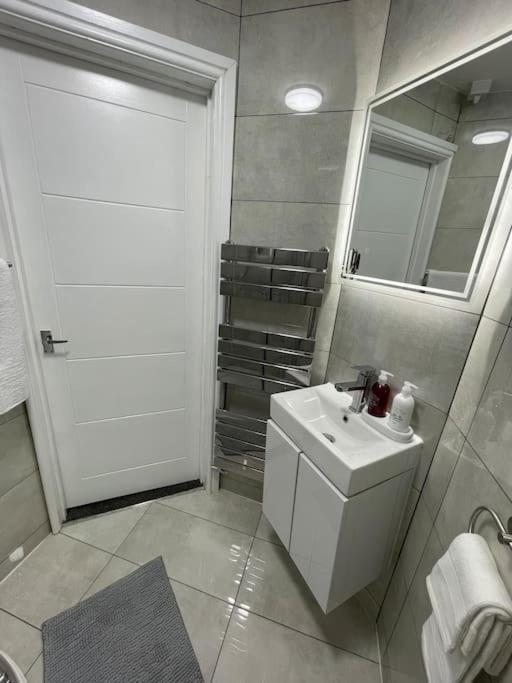 New Modern 5 Bedroom House - Centre - Parking * Cardiff