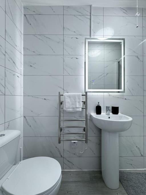 Apartment Modern Centre 3 Bedroom Flat - Free Parking *
