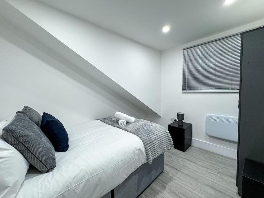 Modern Centre 3 Bedroom Flat - Free Parking * Cardiff