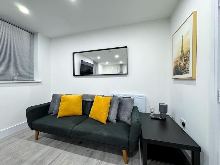 Modern Centre 3 Bedroom Flat - Free Parking Apartment