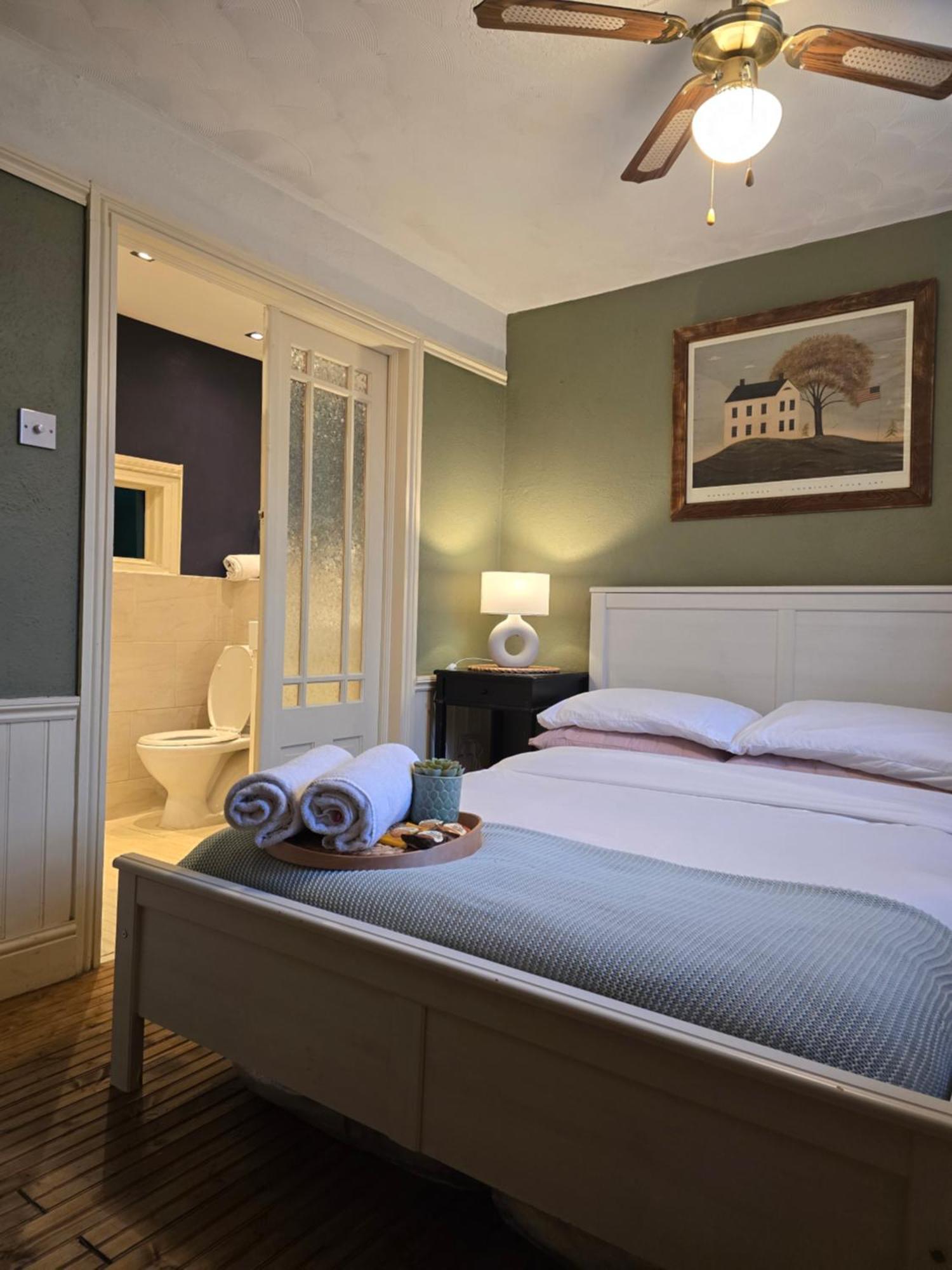 Unique Centre Couples Retreat, 1 Bed Maisonette Apartment