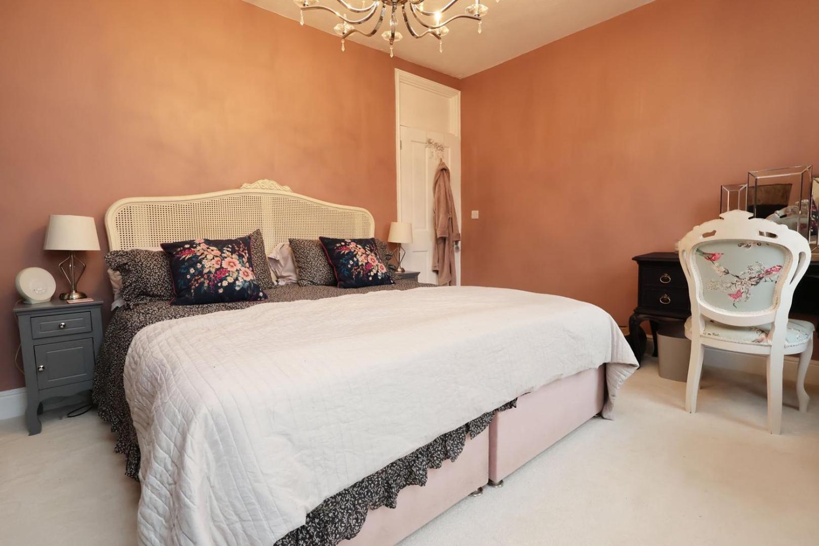 Spacious 2-bed Haven With Luxe Touches Apartment *