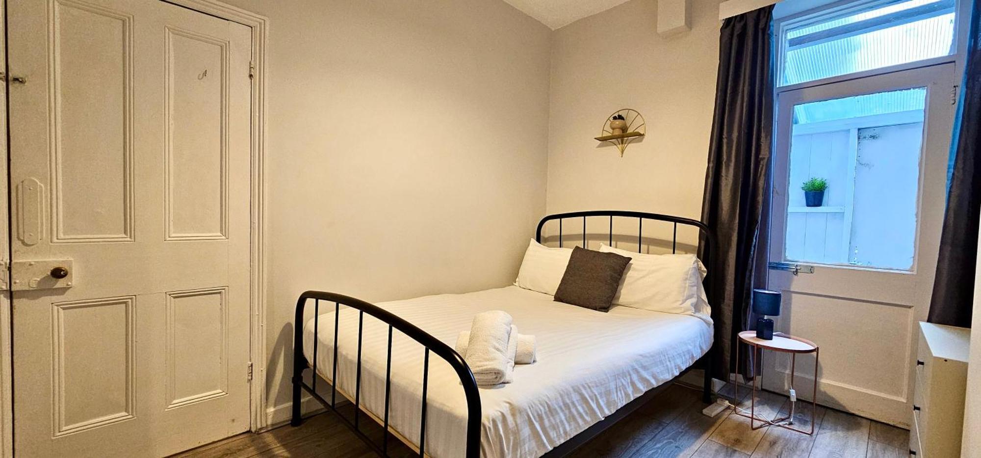 Ideal For Groups - 4 Bedrooms, 2 Bathrooms Apartment