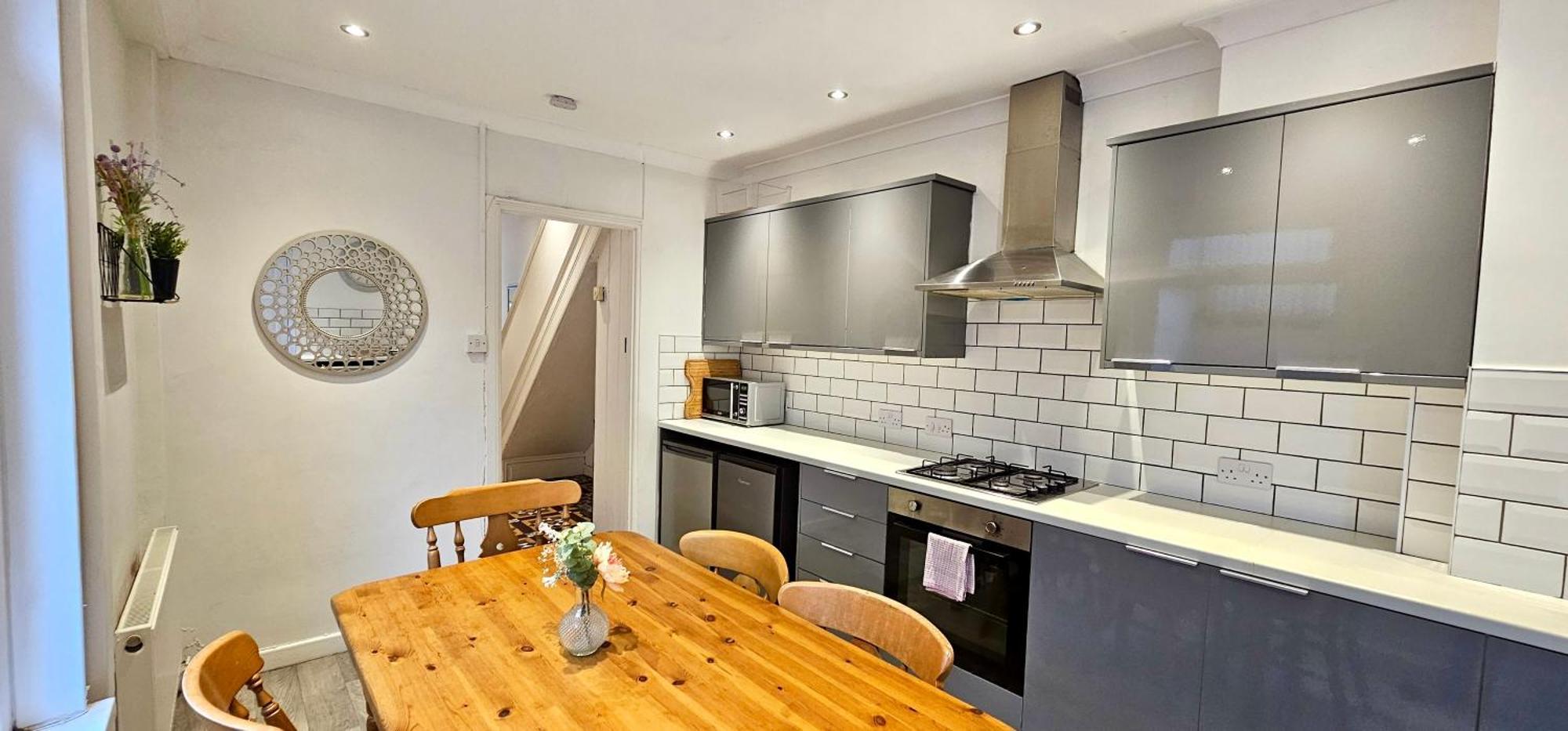 Apartment Ideal For Groups - 4 Bedrooms, 2 Bathrooms *