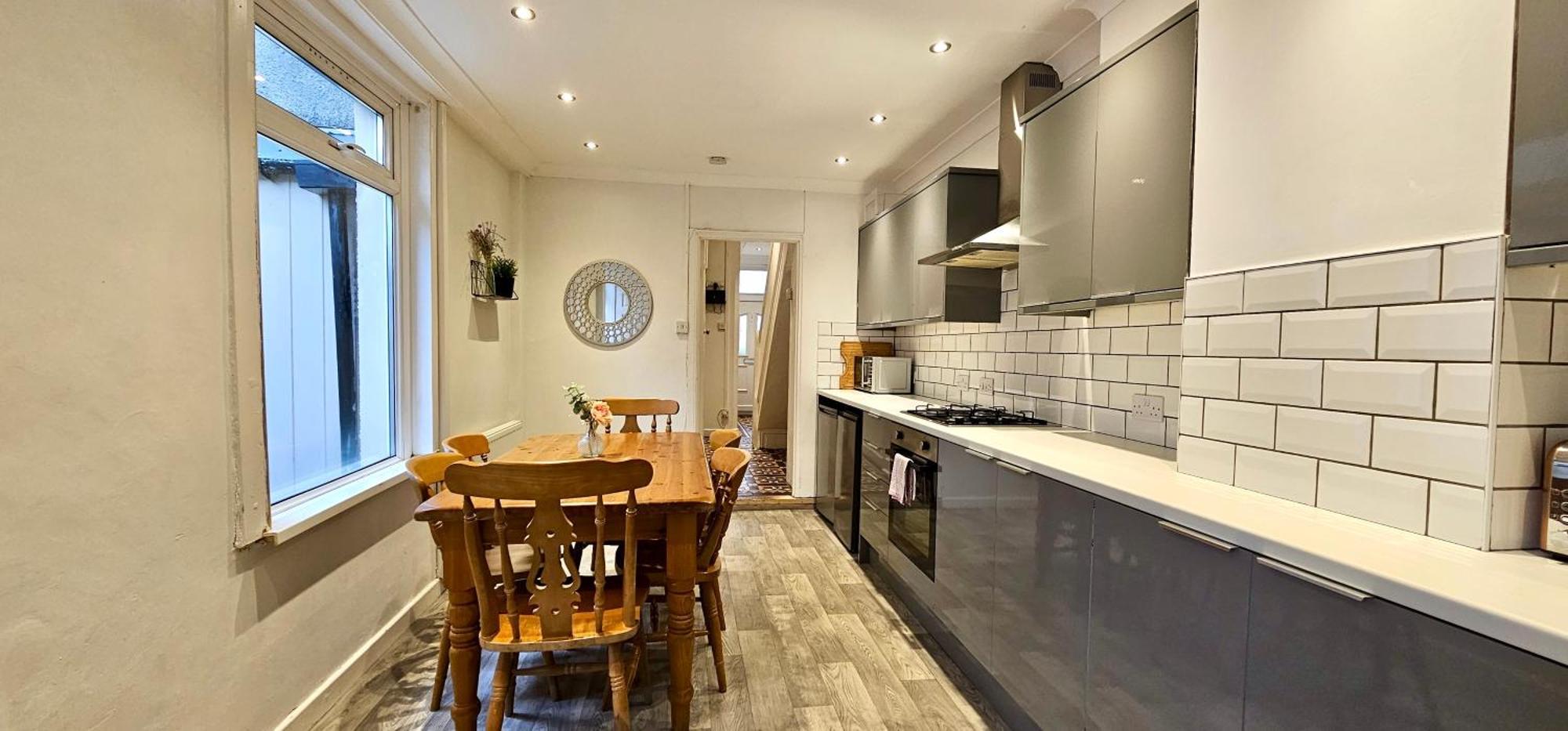 Ideal For Groups - 4 Bedrooms, 2 Bathrooms Apartment Cardiff