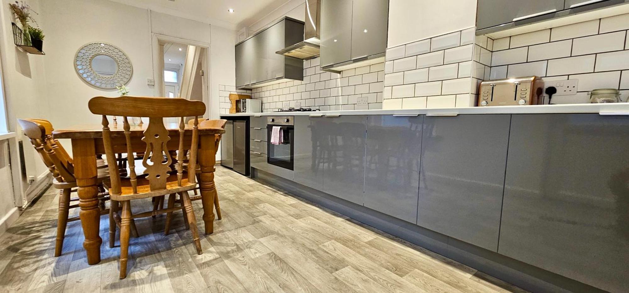 Ideal For Groups - 4 Bedrooms, 2 Bathrooms Apartment *