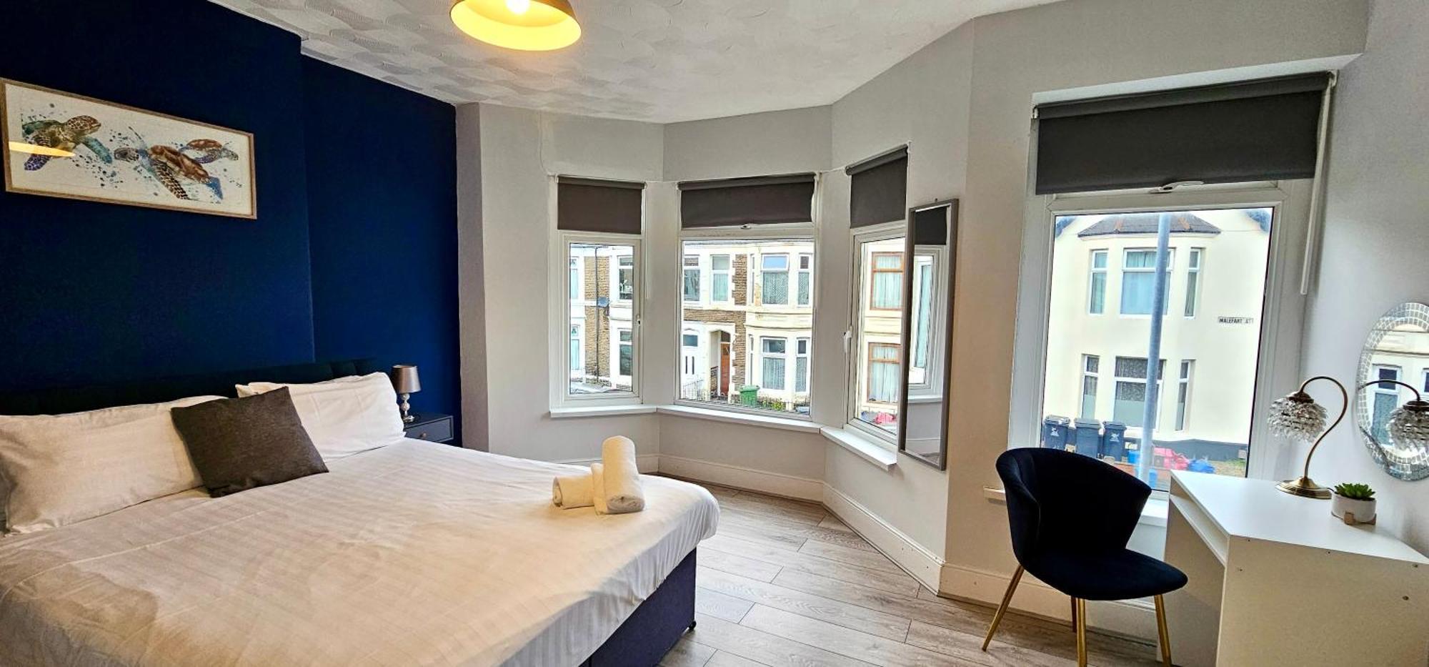 Ideal For Groups - 4 Bedrooms, 2 Bathrooms *
