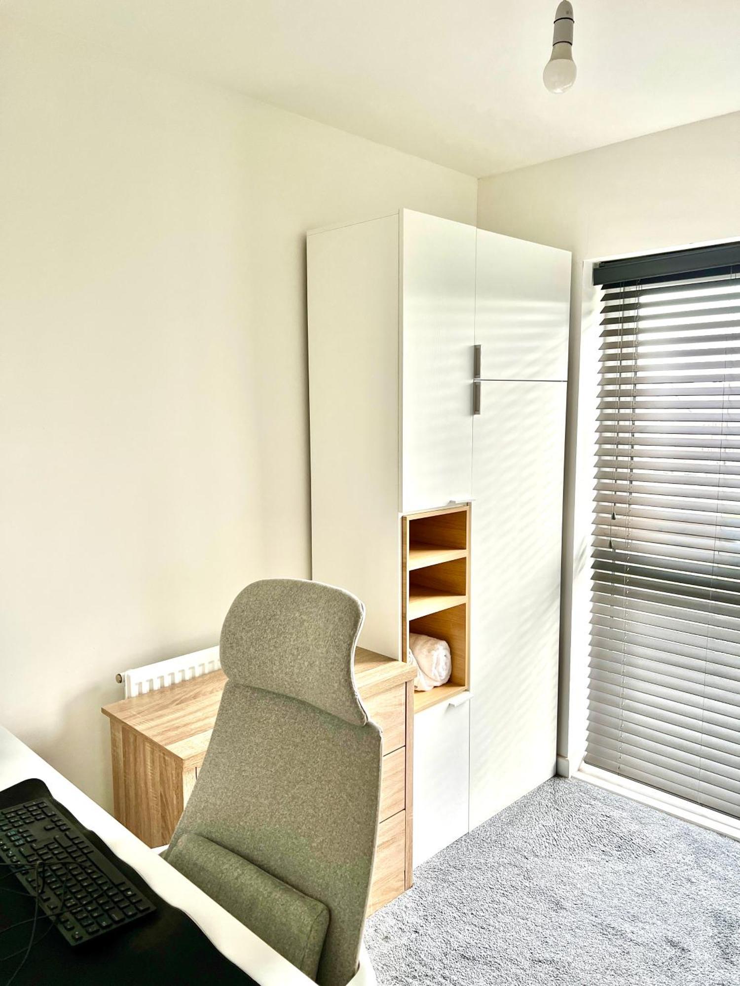 Pass The Keys Sleek 1 Bed W Parking