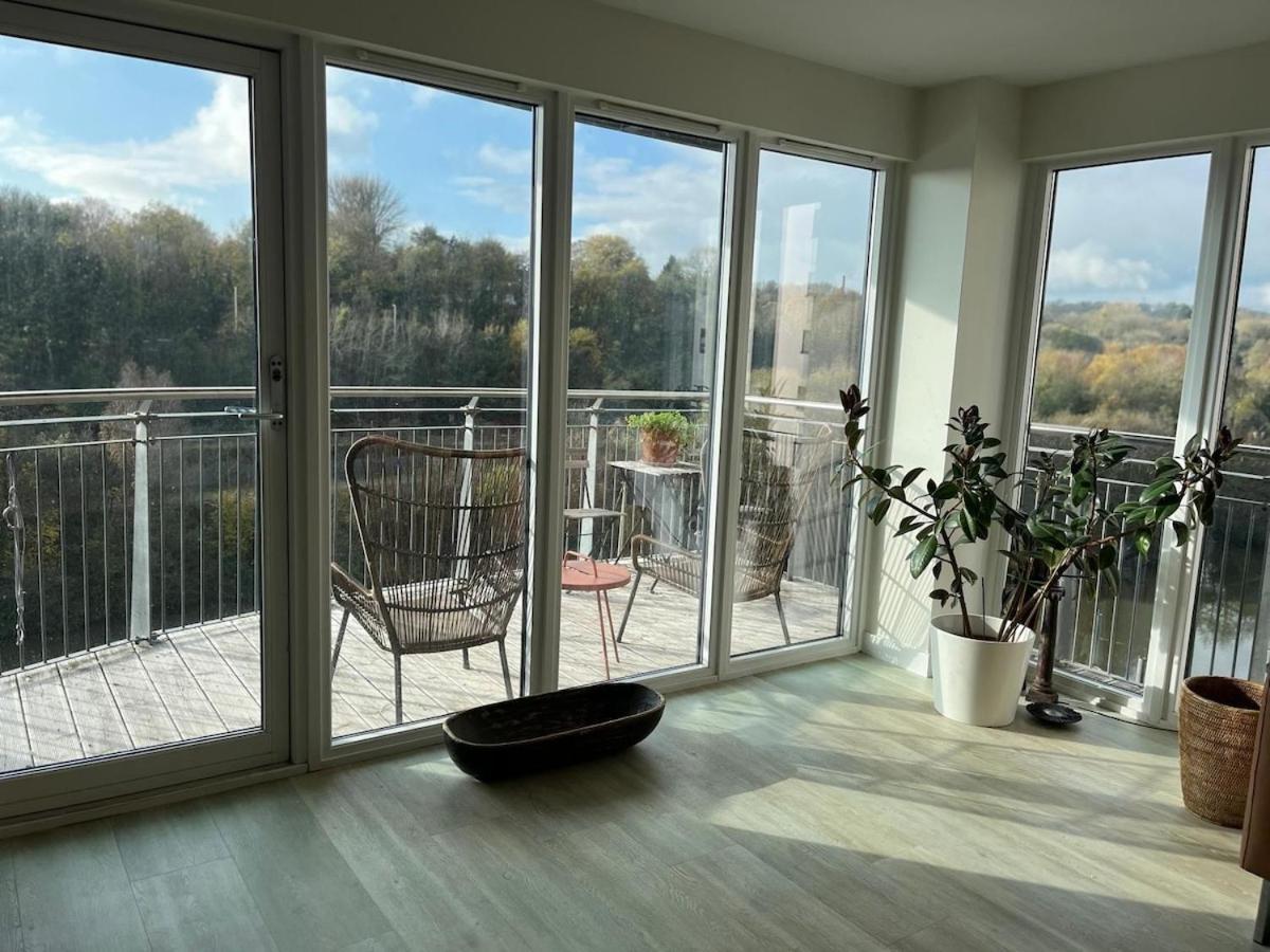 Stunning Waterfront Close To Bay And Penarth With Parking