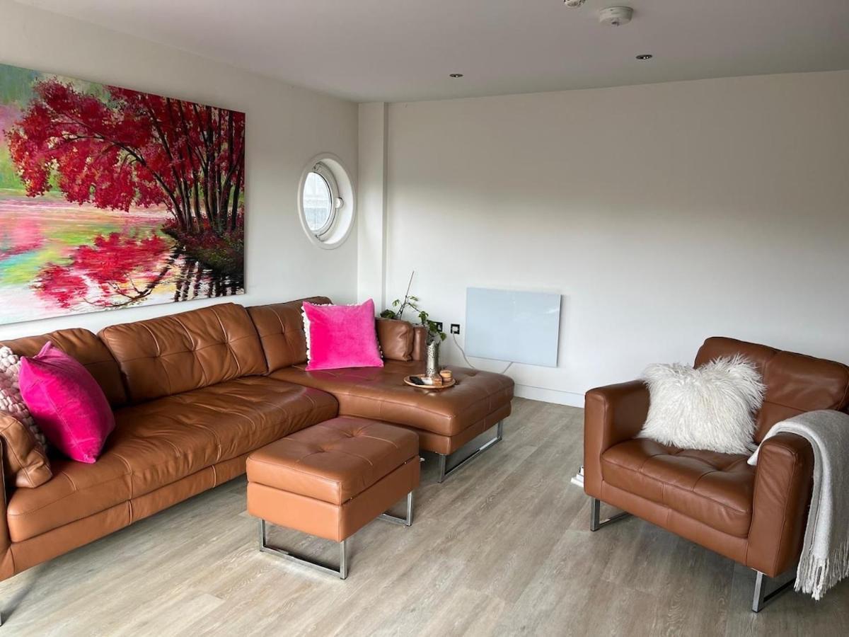 Apartment Stunning Waterfront Close To Bay And Penarth With Parking