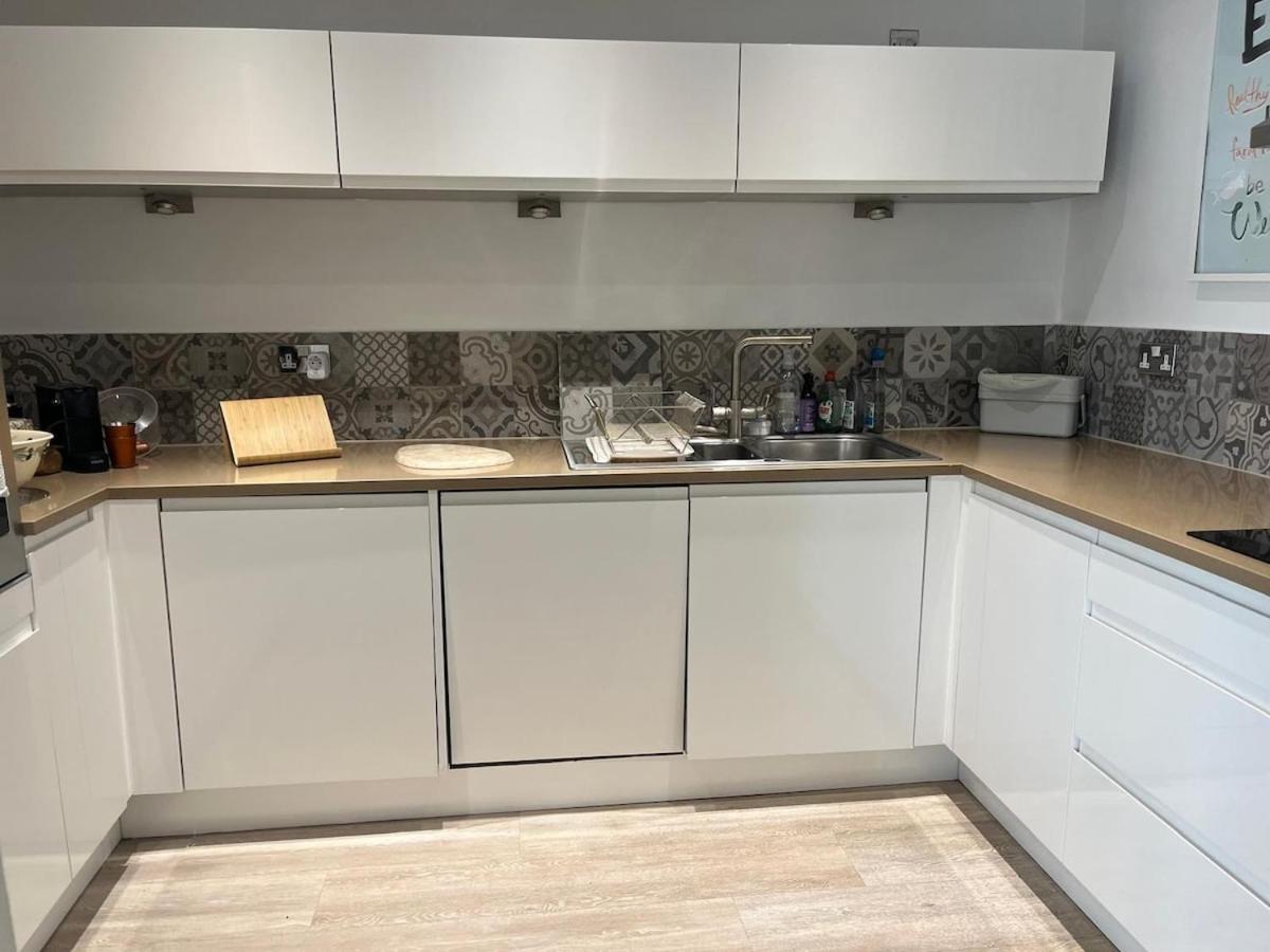 Apartment Stunning Waterfront Close To Bay And Penarth With Parking Cardiff