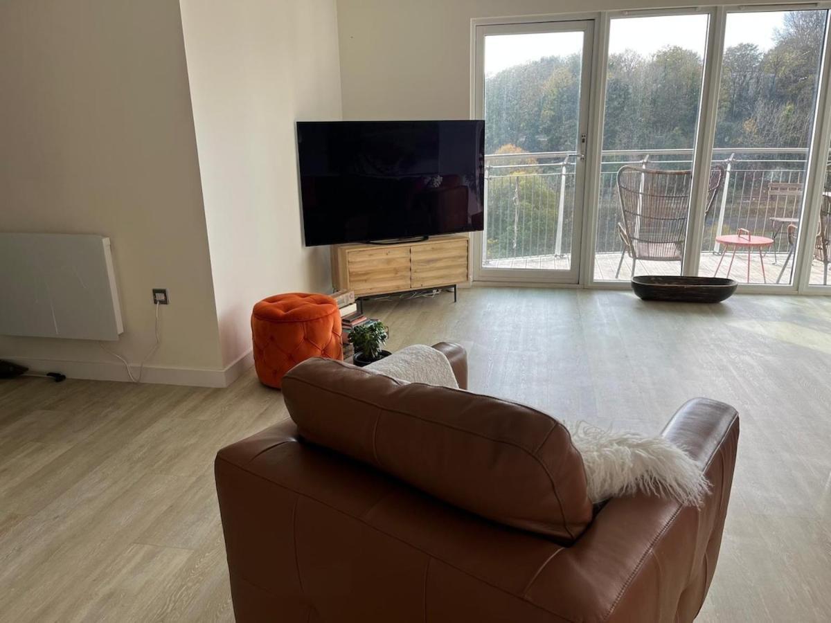 Stunning Waterfront Close To Bay And Penarth With Parking *
