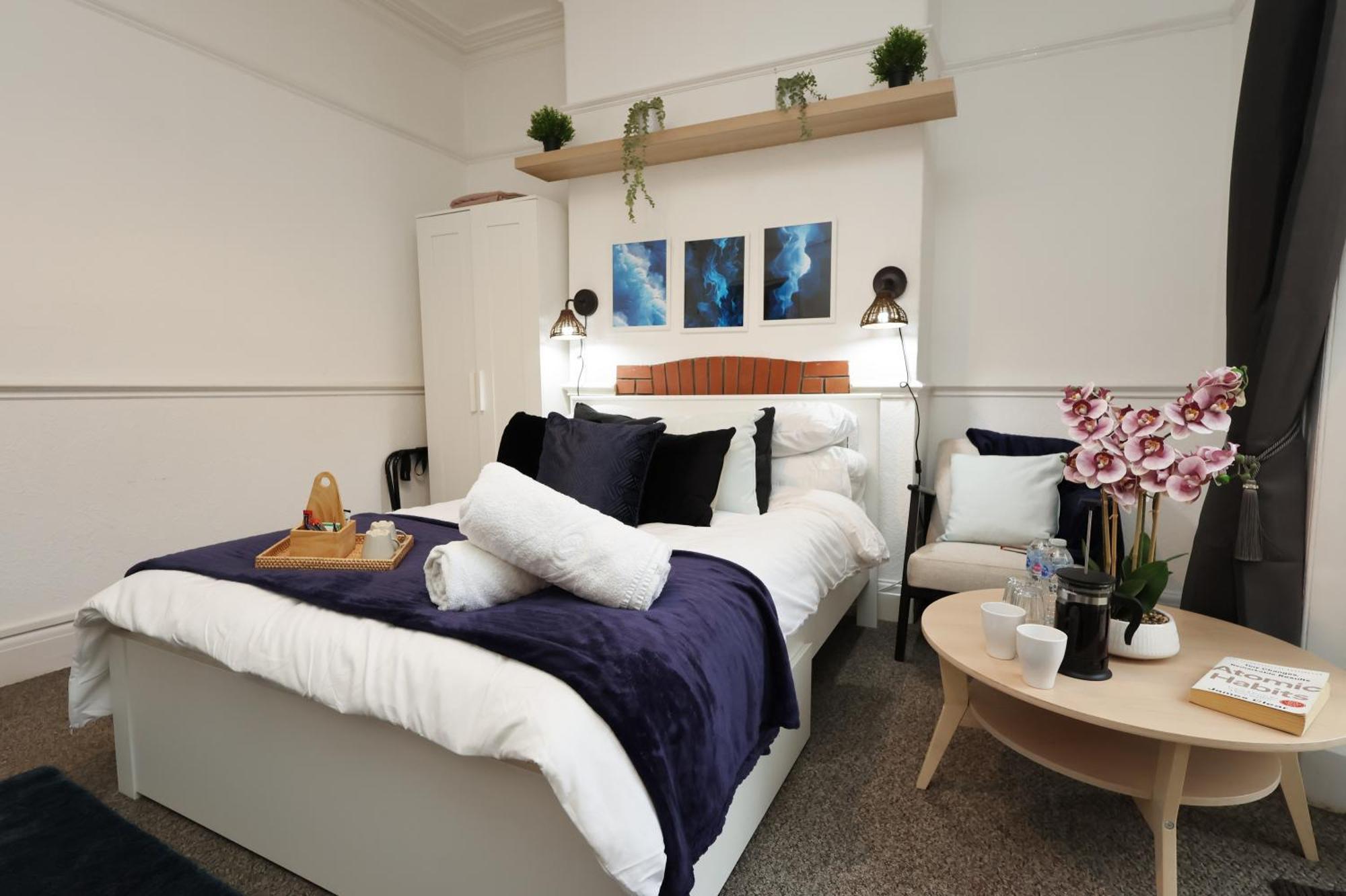 Guesthouse, Rooms, Fast Wi-fi, On-street Parking Bed & Breakfast *