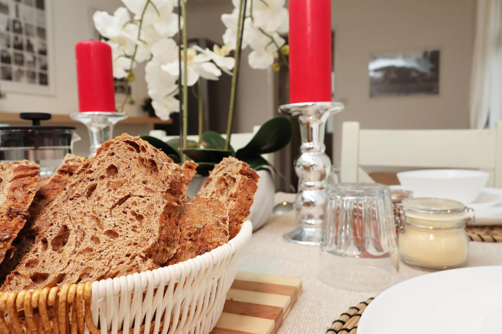 Bed & Breakfast Guesthouse, Rooms, Fast Wi-fi, On-street Parking *