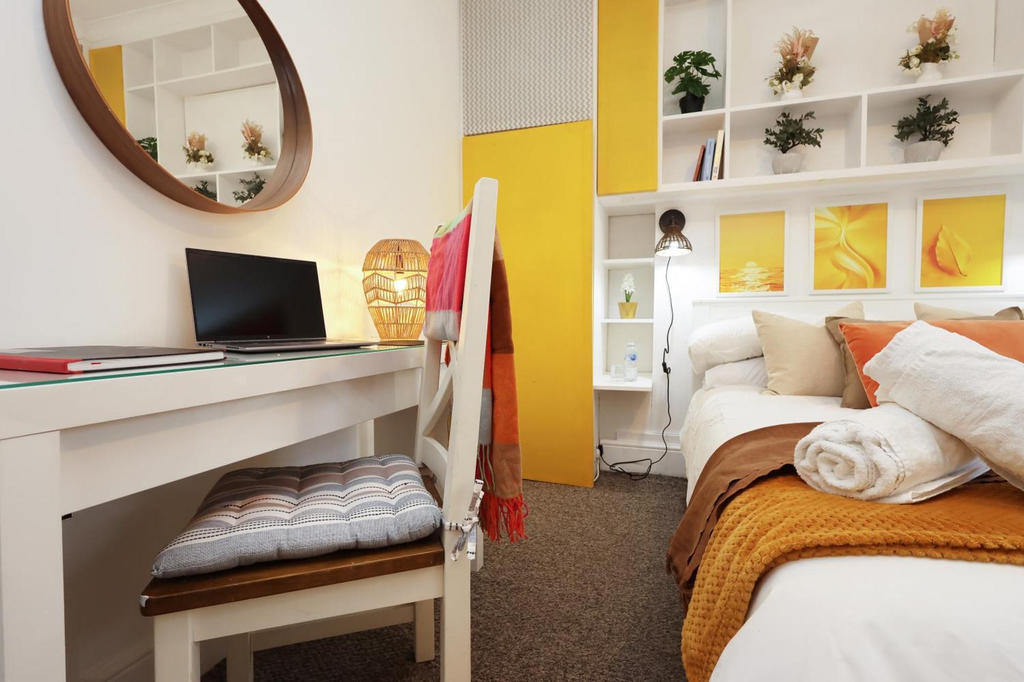 Bed & Breakfast Guesthouse, Rooms, Fast Wi-fi, On-street Parking *